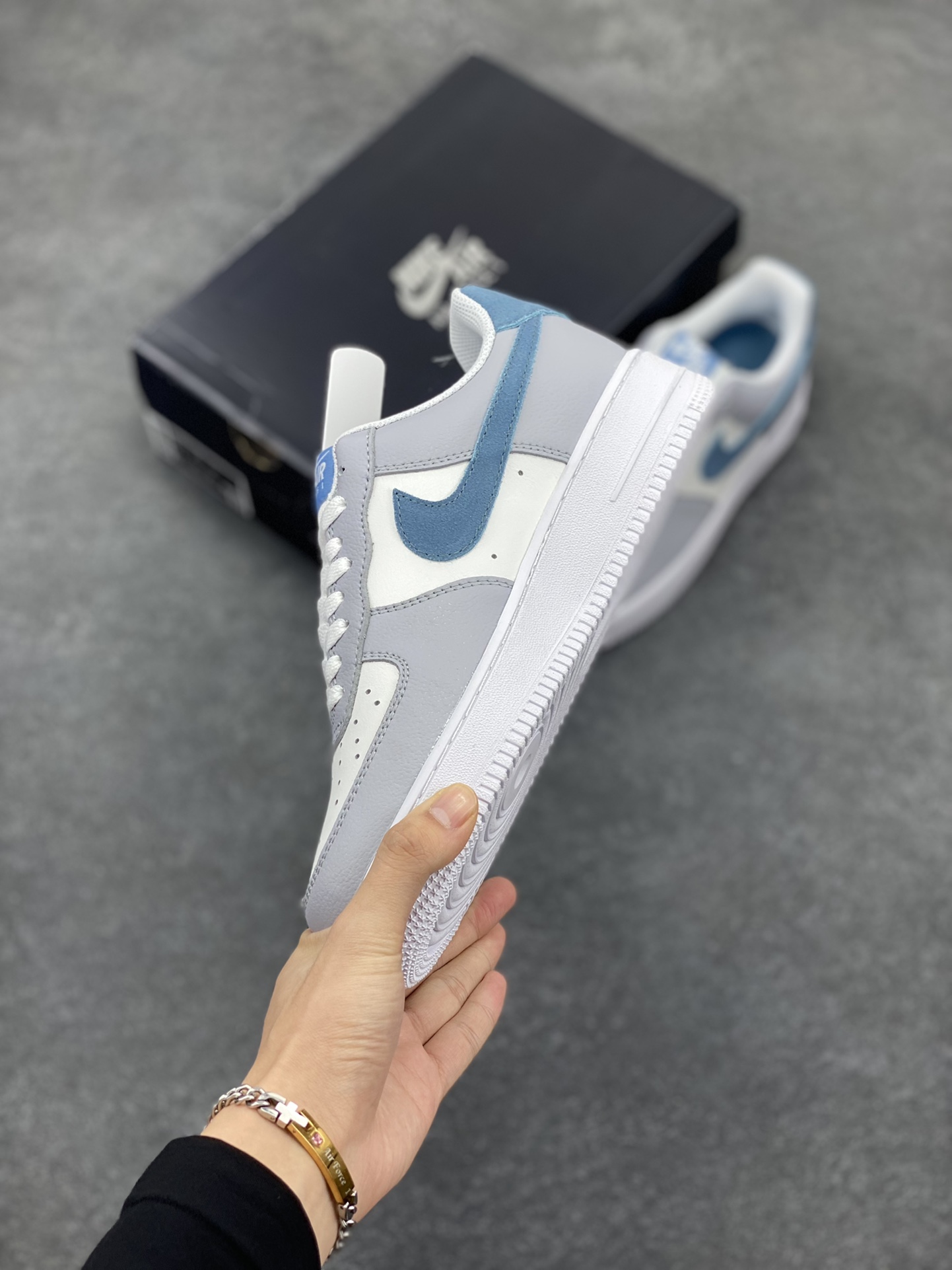 图片[3]-Nike Air Force 1 Low 灰蓝 原楦头原纸板 打造纯正空军版型 专注外贸渠道 全掌内置蜂窝气垫 原盒配件 原厂中底钢印、拉帮完美 货号：HV1795-141 尺码：36 36.5 37.5 38 38.5 39 40 40.5 41 42 42.5 43 44 44.5 45-选品中心