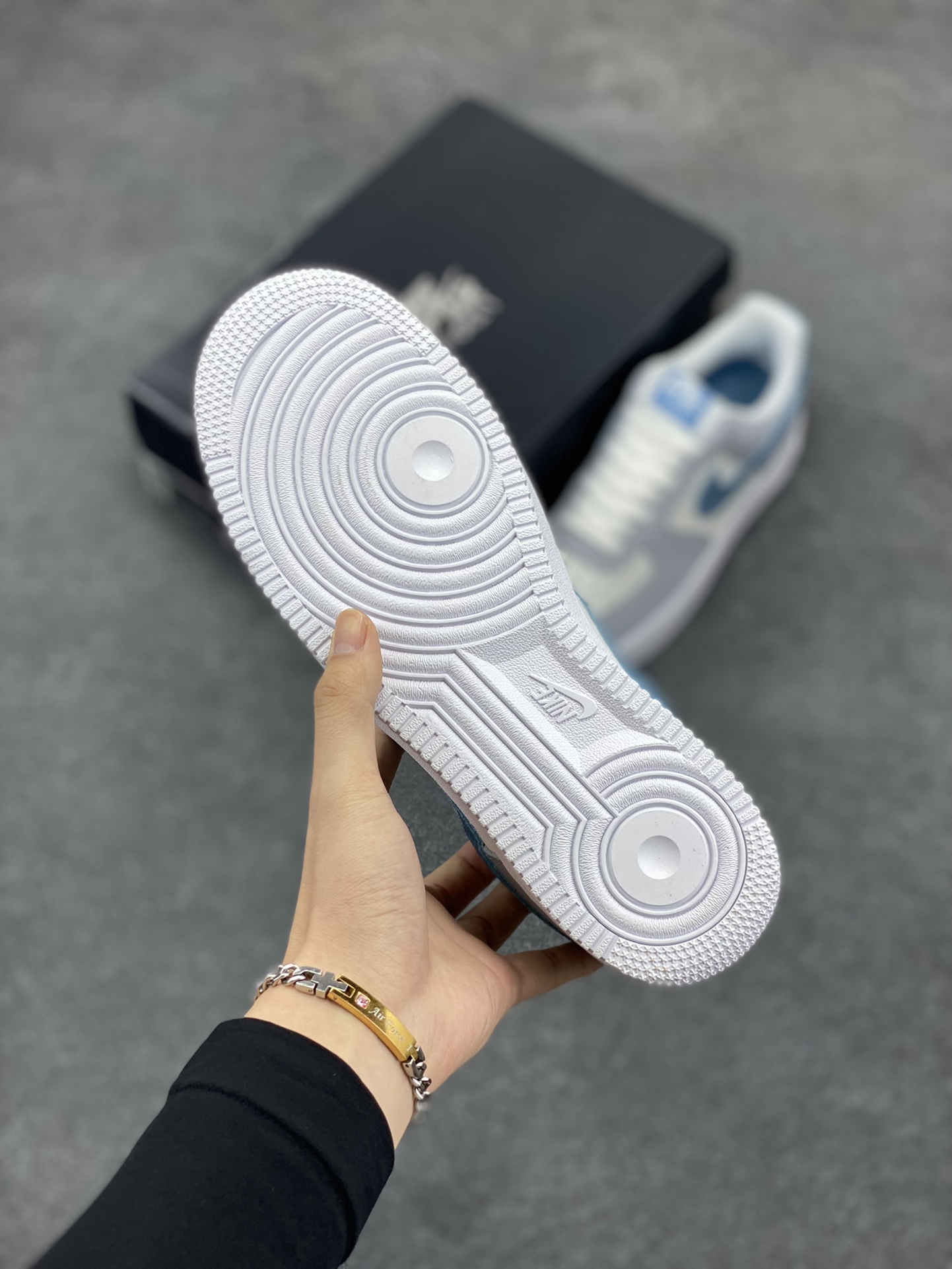 图片[5]-Nike Air Force 1 Low 灰蓝 原楦头原纸板 打造纯正空军版型 专注外贸渠道 全掌内置蜂窝气垫 原盒配件 原厂中底钢印、拉帮完美 货号：HV1795-141 尺码：36 36.5 37.5 38 38.5 39 40 40.5 41 42 42.5 43 44 44.5 45-选品中心