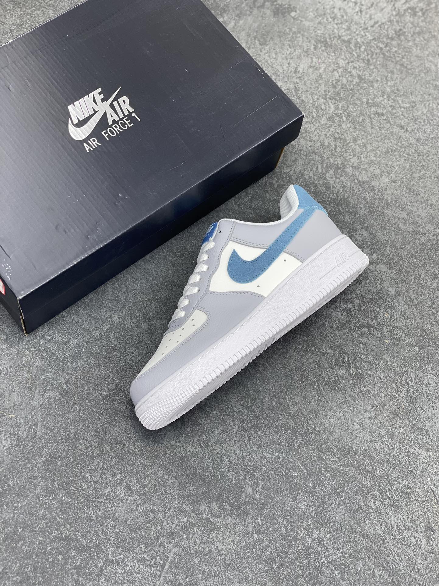 图片[7]-Nike Air Force 1 Low 灰蓝 原楦头原纸板 打造纯正空军版型 专注外贸渠道 全掌内置蜂窝气垫 原盒配件 原厂中底钢印、拉帮完美 货号：HV1795-141 尺码：36 36.5 37.5 38 38.5 39 40 40.5 41 42 42.5 43 44 44.5 45-选品中心