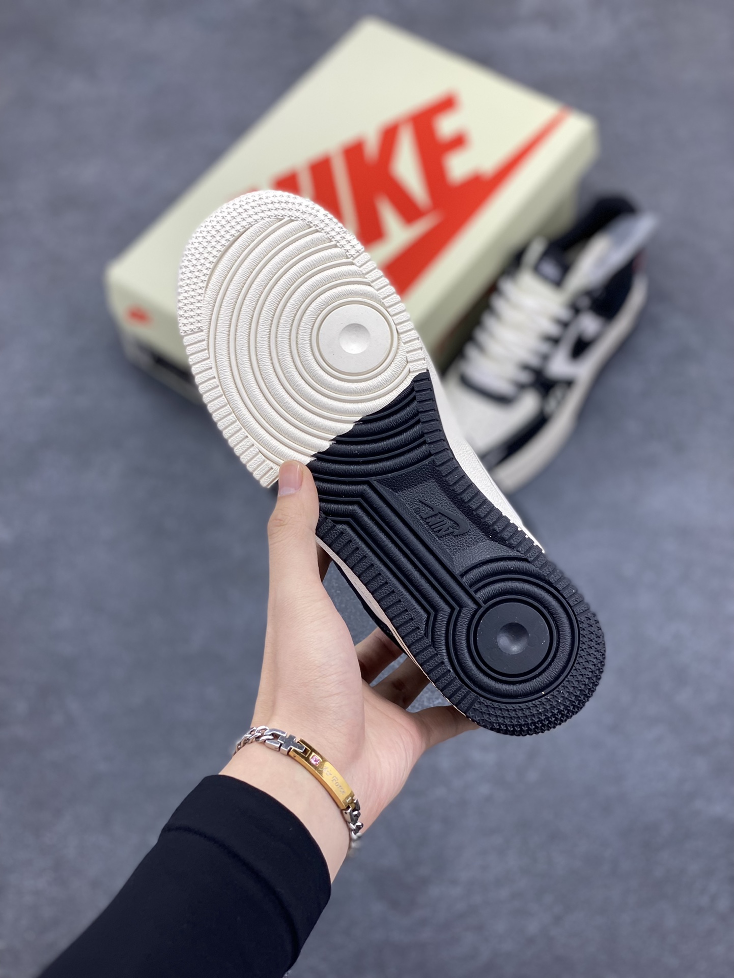 图片[5]-NIke Air Force 1 \’07 Low “斯图西联名–AF1米黑红标”空军一号 低帮 运动鞋 休闲鞋 折边针车 工艺难度大 原楦头原纸板 原装鞋盒 定制五金配件 内置全掌气垫 原厂鞋底 货号：SJ6698-008 尺码：36 36.5 37.5 38 38.5 39 40 40.5 41 42 42.5 43 44 44.5 45-选品中心