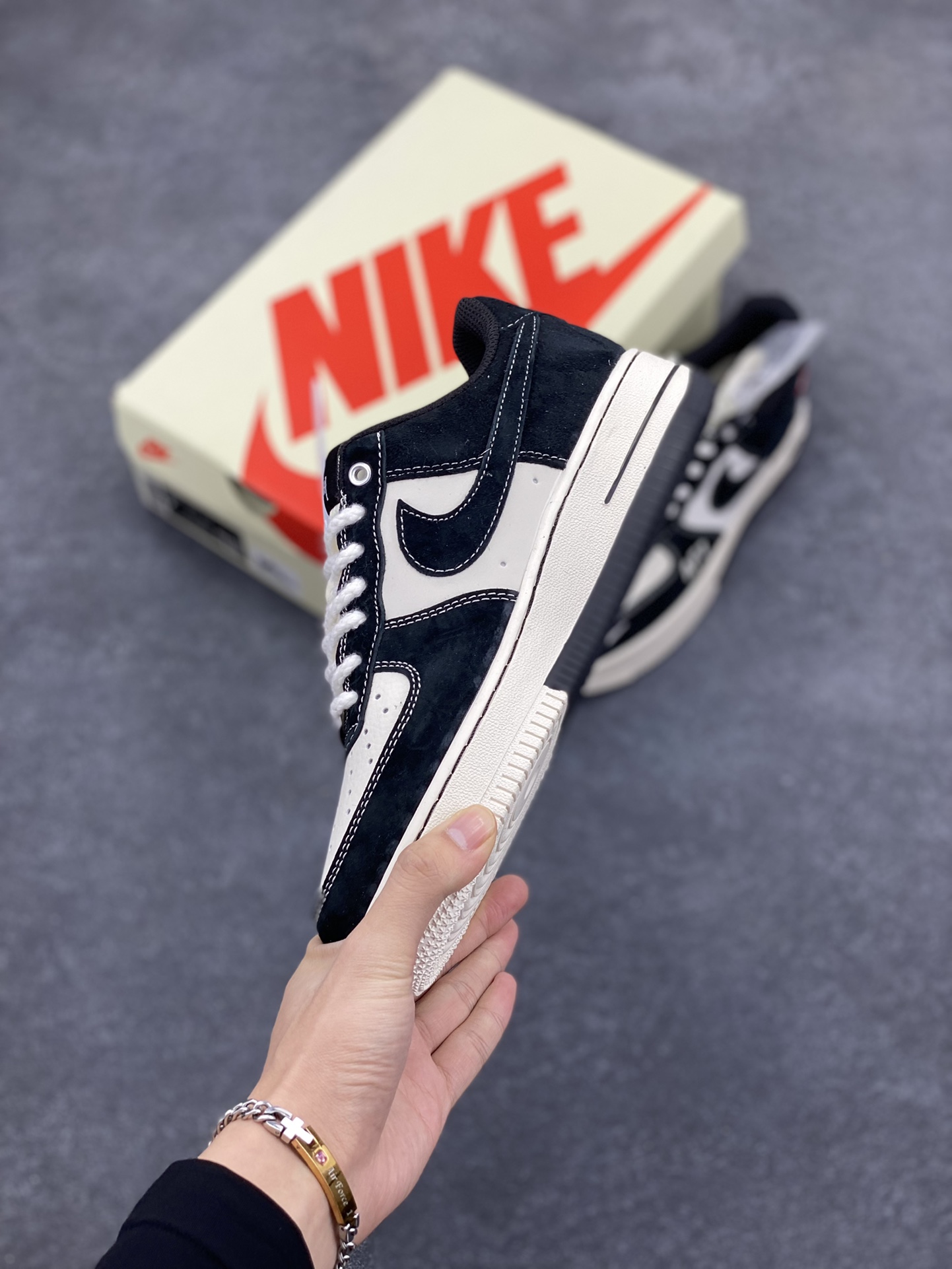 图片[3]-NIke Air Force 1 \’07 Low “斯图西联名–AF1米黑红标”空军一号 低帮 运动鞋 休闲鞋 折边针车 工艺难度大 原楦头原纸板 原装鞋盒 定制五金配件 内置全掌气垫 原厂鞋底 货号：SJ6698-008 尺码：36 36.5 37.5 38 38.5 39 40 40.5 41 42 42.5 43 44 44.5 45-选品中心