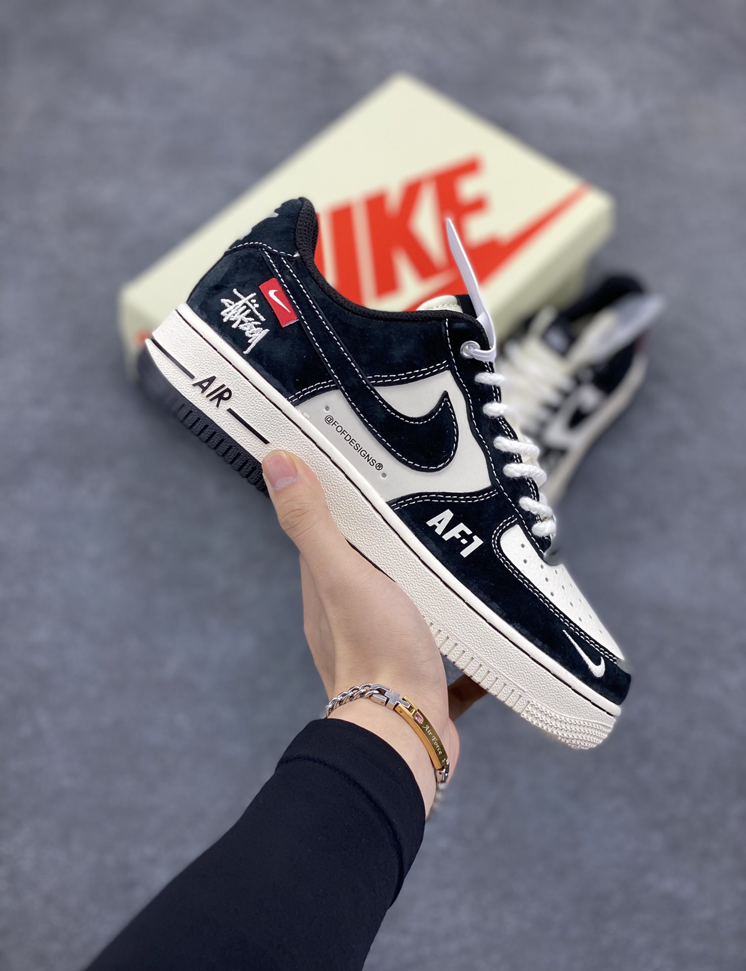 NIke Air Force 1 \’07 Low “斯图西联名–AF1米黑红标”空军一号 低帮 运动鞋 休闲鞋 折边针车 工艺难度大 原楦头原纸板 原装鞋盒 定制五金配件 内置全掌气垫 原厂鞋底 货号:SJ6698-008 尺码:36 36.5 37.5 38 38.5 39 40 40.5 41 42 42.5 43 44 44.5 45-选品中心