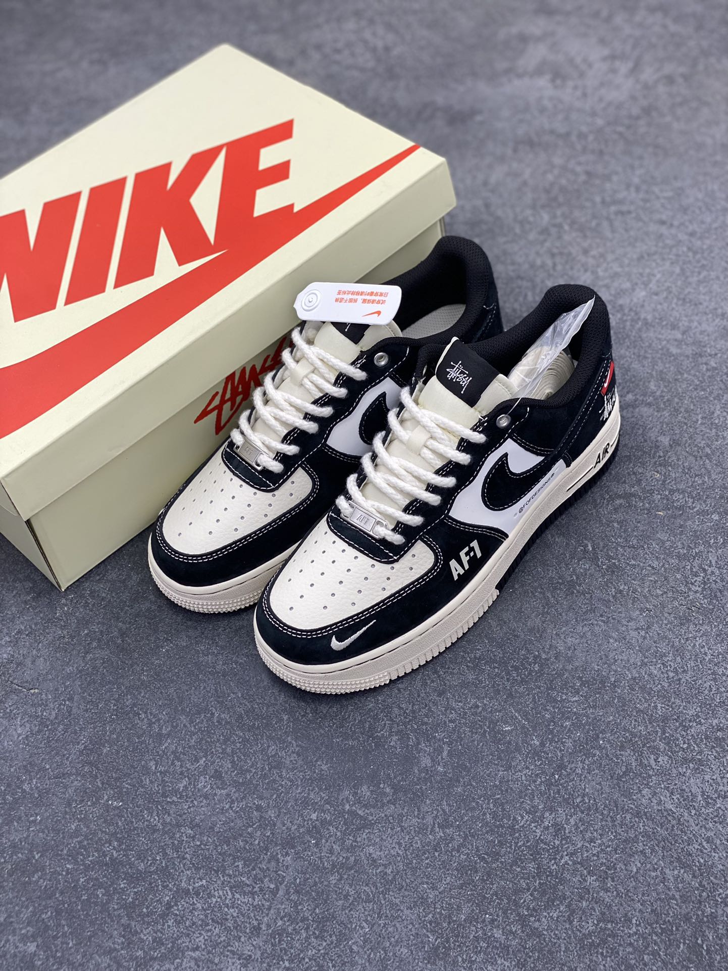 图片[8]-NIke Air Force 1 \’07 Low “斯图西联名–AF1米黑红标”空军一号 低帮 运动鞋 休闲鞋 折边针车 工艺难度大 原楦头原纸板 原装鞋盒 定制五金配件 内置全掌气垫 原厂鞋底 货号：SJ6698-008 尺码：36 36.5 37.5 38 38.5 39 40 40.5 41 42 42.5 43 44 44.5 45-选品中心