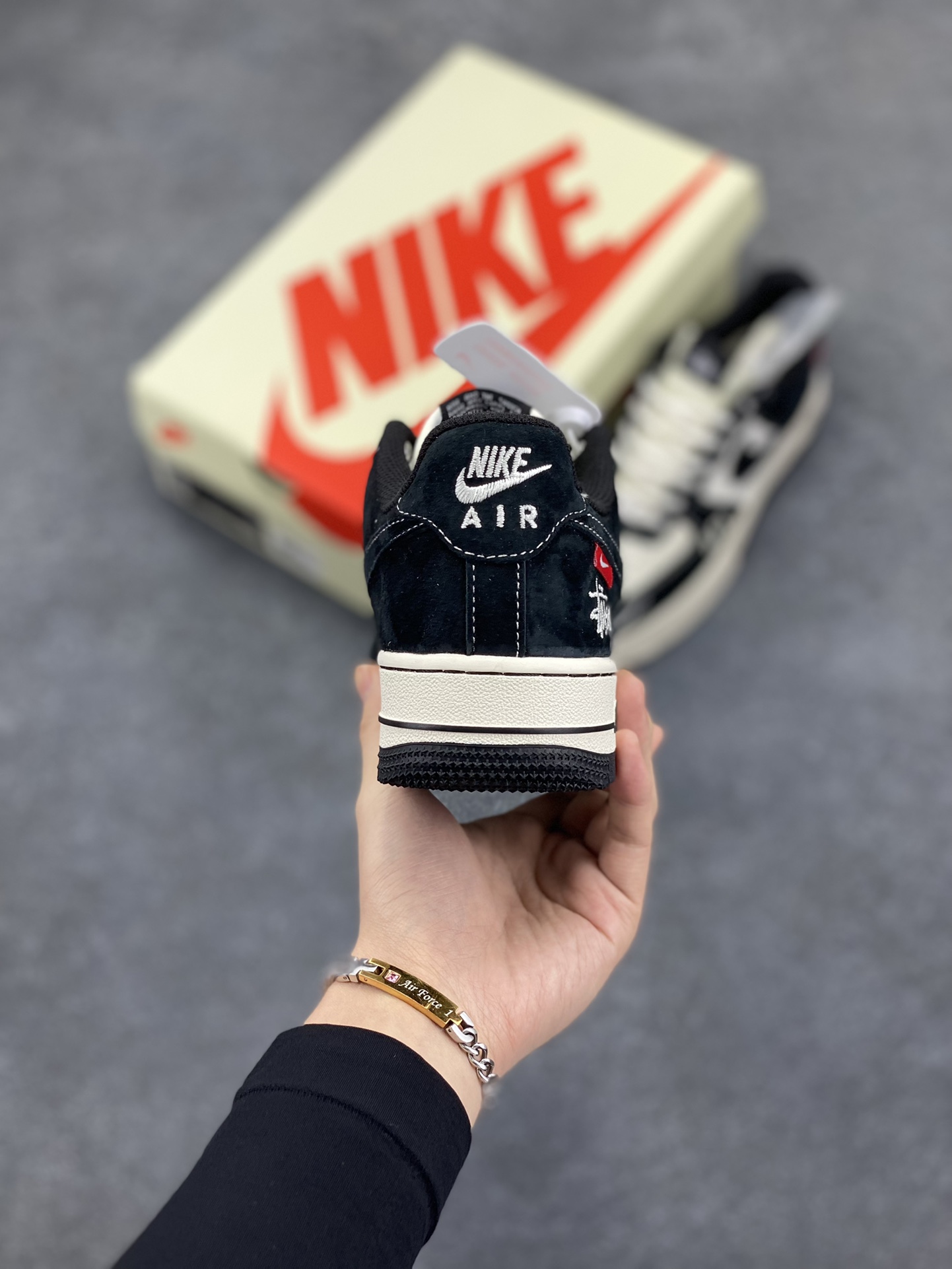 图片[4]-NIke Air Force 1 \’07 Low “斯图西联名–AF1米黑红标”空军一号 低帮 运动鞋 休闲鞋 折边针车 工艺难度大 原楦头原纸板 原装鞋盒 定制五金配件 内置全掌气垫 原厂鞋底 货号：SJ6698-008 尺码：36 36.5 37.5 38 38.5 39 40 40.5 41 42 42.5 43 44 44.5 45-选品中心