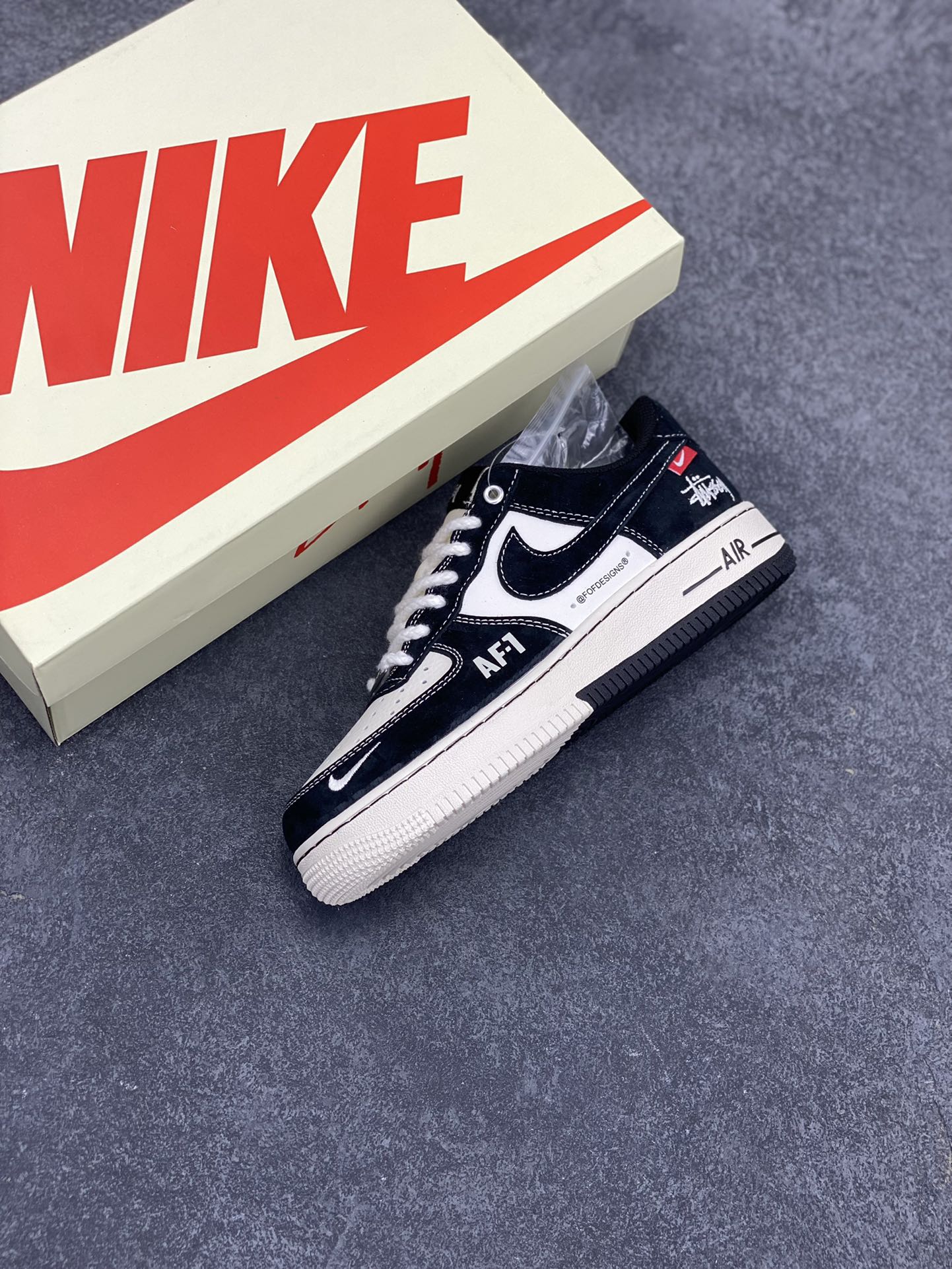 图片[7]-NIke Air Force 1 \’07 Low “斯图西联名–AF1米黑红标”空军一号 低帮 运动鞋 休闲鞋 折边针车 工艺难度大 原楦头原纸板 原装鞋盒 定制五金配件 内置全掌气垫 原厂鞋底 货号：SJ6698-008 尺码：36 36.5 37.5 38 38.5 39 40 40.5 41 42 42.5 43 44 44.5 45-选品中心