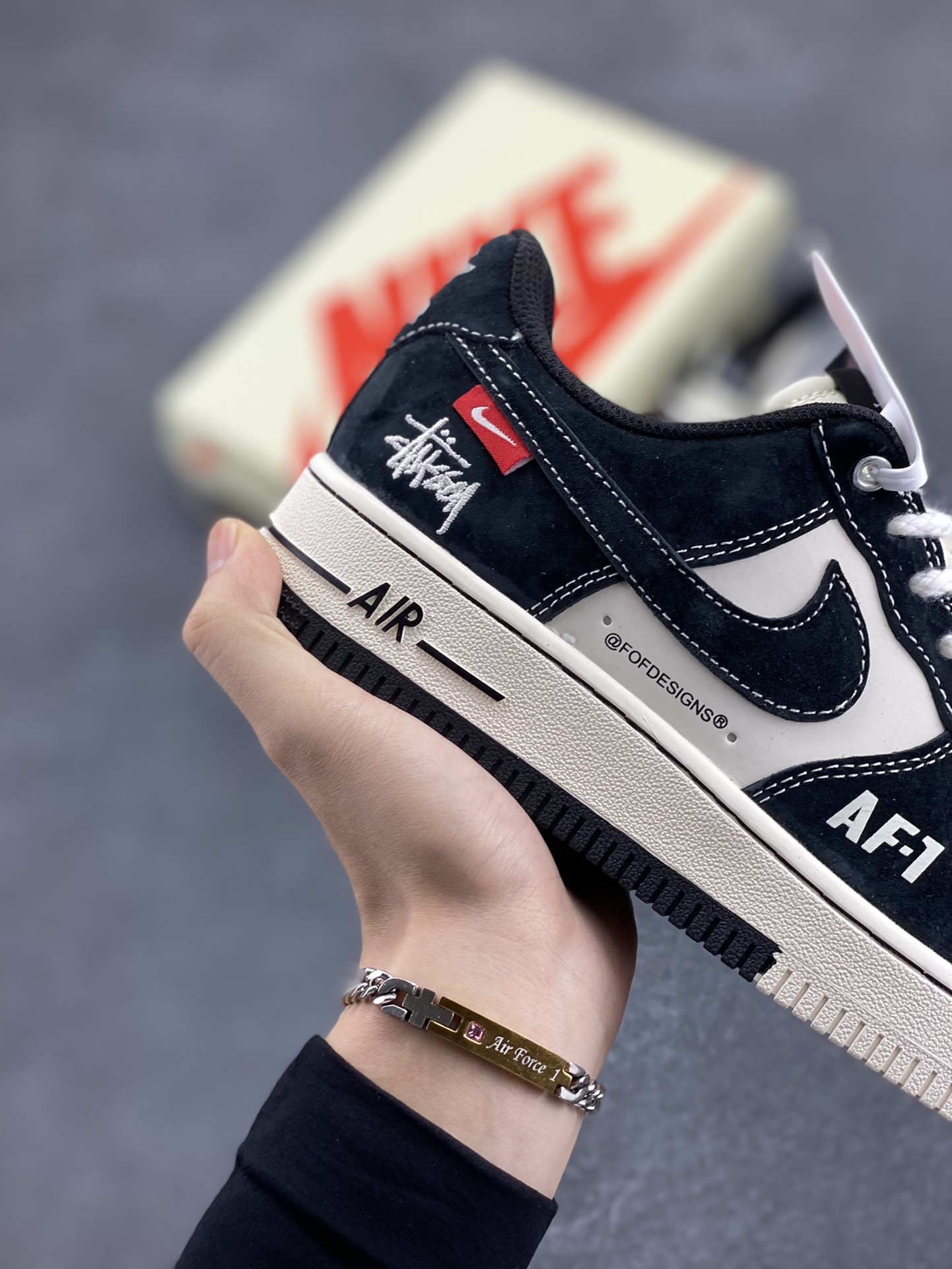 图片[6]-NIke Air Force 1 \’07 Low “斯图西联名–AF1米黑红标”空军一号 低帮 运动鞋 休闲鞋 折边针车 工艺难度大 原楦头原纸板 原装鞋盒 定制五金配件 内置全掌气垫 原厂鞋底 货号：SJ6698-008 尺码：36 36.5 37.5 38 38.5 39 40 40.5 41 42 42.5 43 44 44.5 45-选品中心