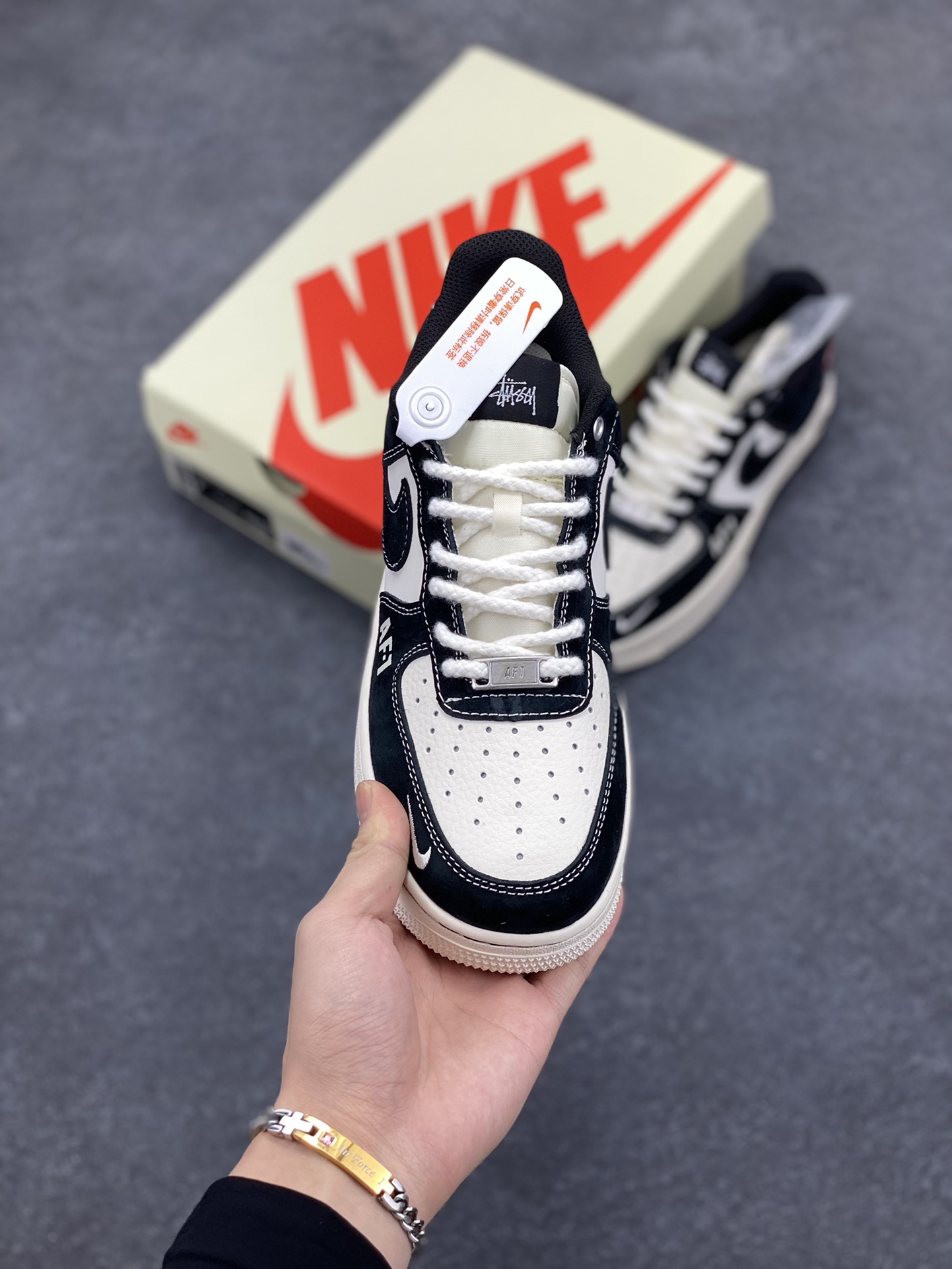 图片[2]-NIke Air Force 1 \’07 Low “斯图西联名–AF1米黑红标”空军一号 低帮 运动鞋 休闲鞋 折边针车 工艺难度大 原楦头原纸板 原装鞋盒 定制五金配件 内置全掌气垫 原厂鞋底 货号：SJ6698-008 尺码：36 36.5 37.5 38 38.5 39 40 40.5 41 42 42.5 43 44 44.5 45-选品中心