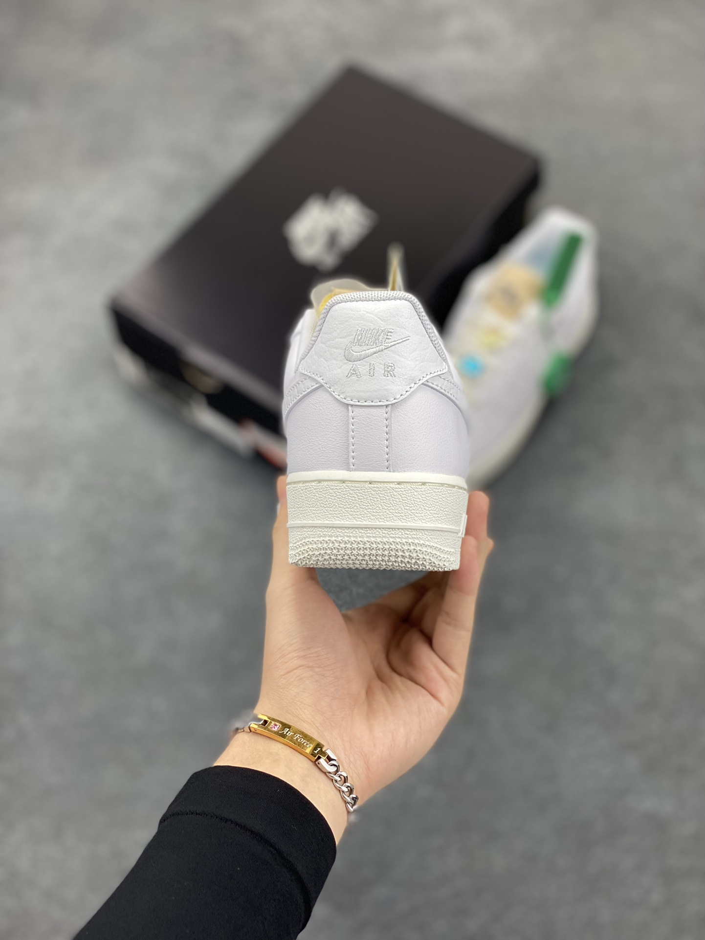 图片[4]-HY版本💯 钻石 哔呤 宝石装饰Air Force 1 07 LX White Onyx Bling LF钻石哔呤💎空军一号低帮 依然采用了纯白贯穿鞋身，但鞋带上的Bling-Bling的宝石装饰格外的新颖，鞋舌是未包边的解构风格，Swoosh 则以丰富的皮革纹理，带来精致又丰富的质感层次。 货号：CZ8101-100 尺码：35.5 36 36.5 37.5 38 38.5 39 40 40.5 41 42 42.5 43 44 44.5 45-选品中心