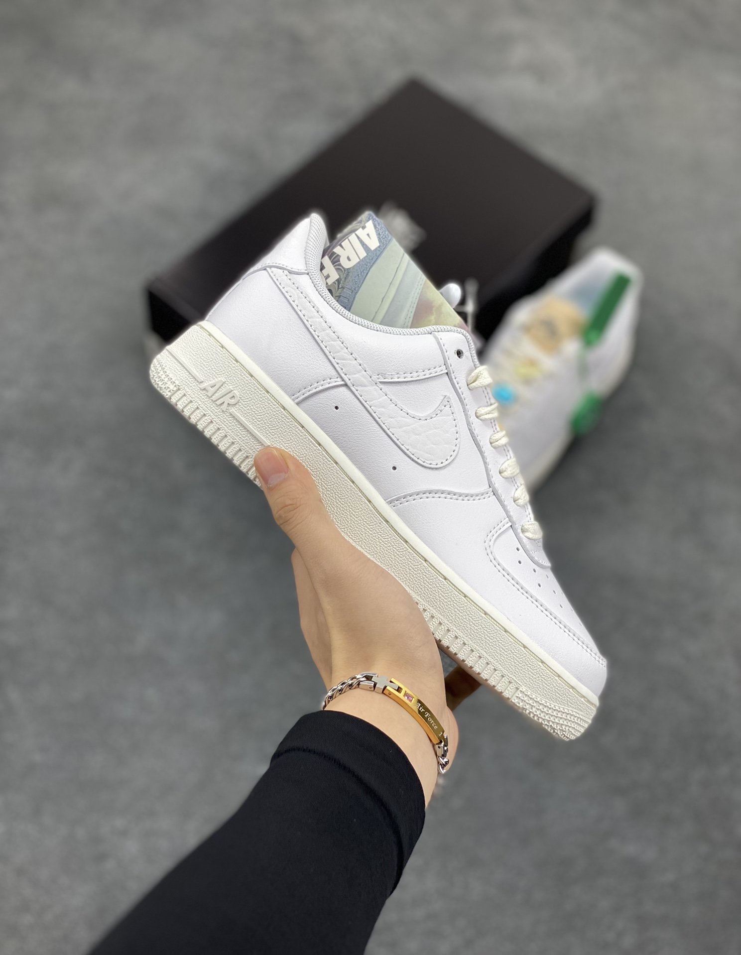 HY版本💯 钻石 哔呤 宝石装饰Air Force 1 07 LX White Onyx Bling LF钻石哔呤💎空军一号低帮 依然采用了纯白贯穿鞋身，但鞋带上的Bling-Bling的宝石装饰格外的新颖，鞋舌是未包边的解构风格，Swoosh 则以丰富的皮革纹理，带来精致又丰富的质感层次。 货号：CZ8101-100 尺码：35.5 36 36.5 37.5 38 38.5 39 40 40.5 41 42 42.5 43 44 44.5 45-选品中心