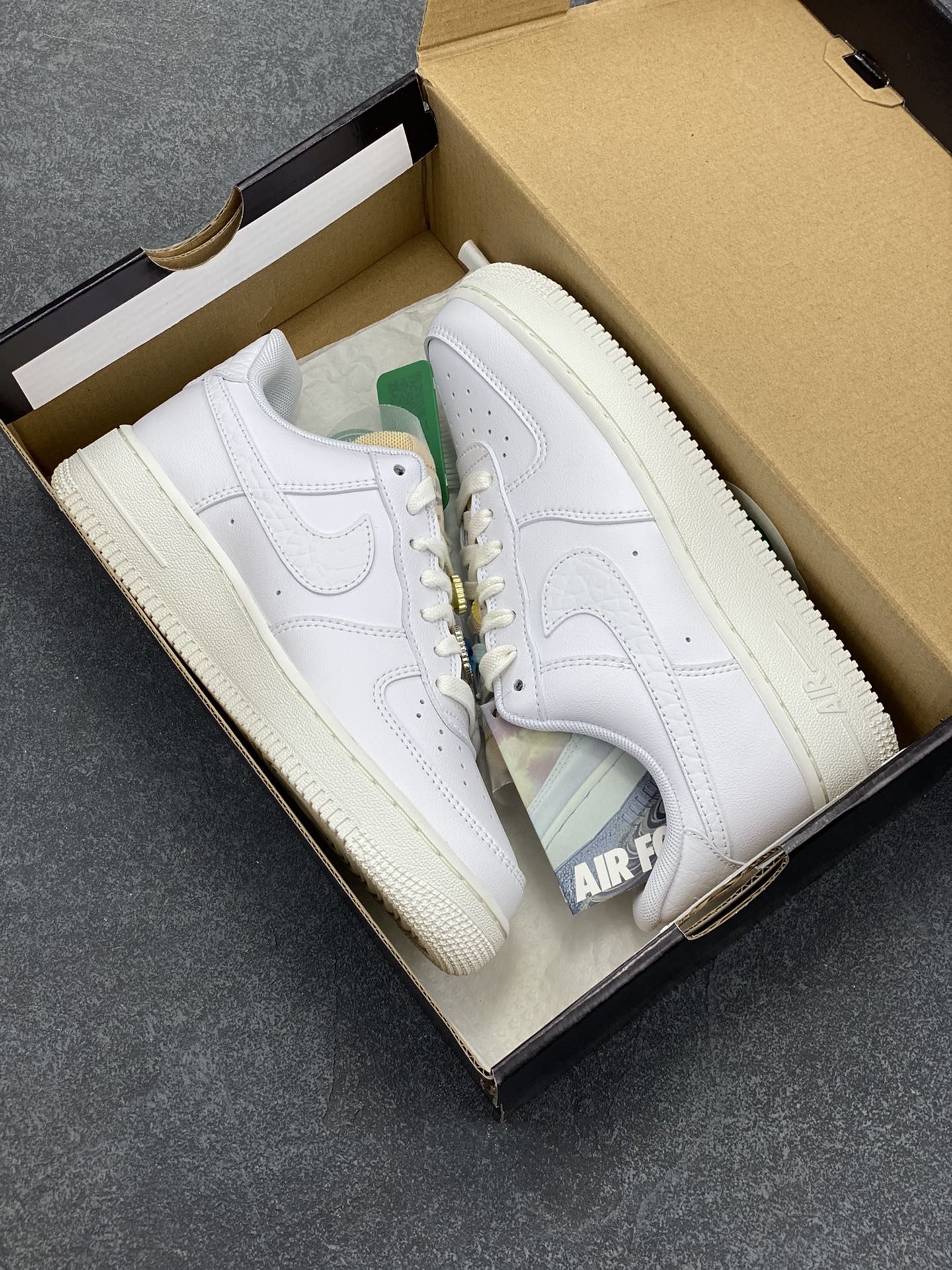 图片[9]-HY版本💯 钻石 哔呤 宝石装饰Air Force 1 07 LX White Onyx Bling LF钻石哔呤💎空军一号低帮 依然采用了纯白贯穿鞋身，但鞋带上的Bling-Bling的宝石装饰格外的新颖，鞋舌是未包边的解构风格，Swoosh 则以丰富的皮革纹理，带来精致又丰富的质感层次。 货号：CZ8101-100 尺码：35.5 36 36.5 37.5 38 38.5 39 40 40.5 41 42 42.5 43 44 44.5 45-选品中心
