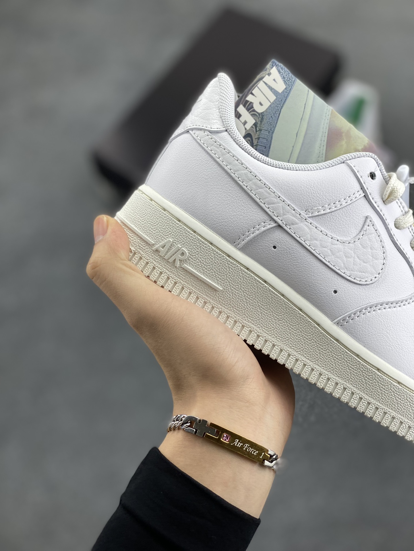 图片[6]-HY版本💯 钻石 哔呤 宝石装饰Air Force 1 07 LX White Onyx Bling LF钻石哔呤💎空军一号低帮 依然采用了纯白贯穿鞋身，但鞋带上的Bling-Bling的宝石装饰格外的新颖，鞋舌是未包边的解构风格，Swoosh 则以丰富的皮革纹理，带来精致又丰富的质感层次。 货号：CZ8101-100 尺码：35.5 36 36.5 37.5 38 38.5 39 40 40.5 41 42 42.5 43 44 44.5 45-选品中心