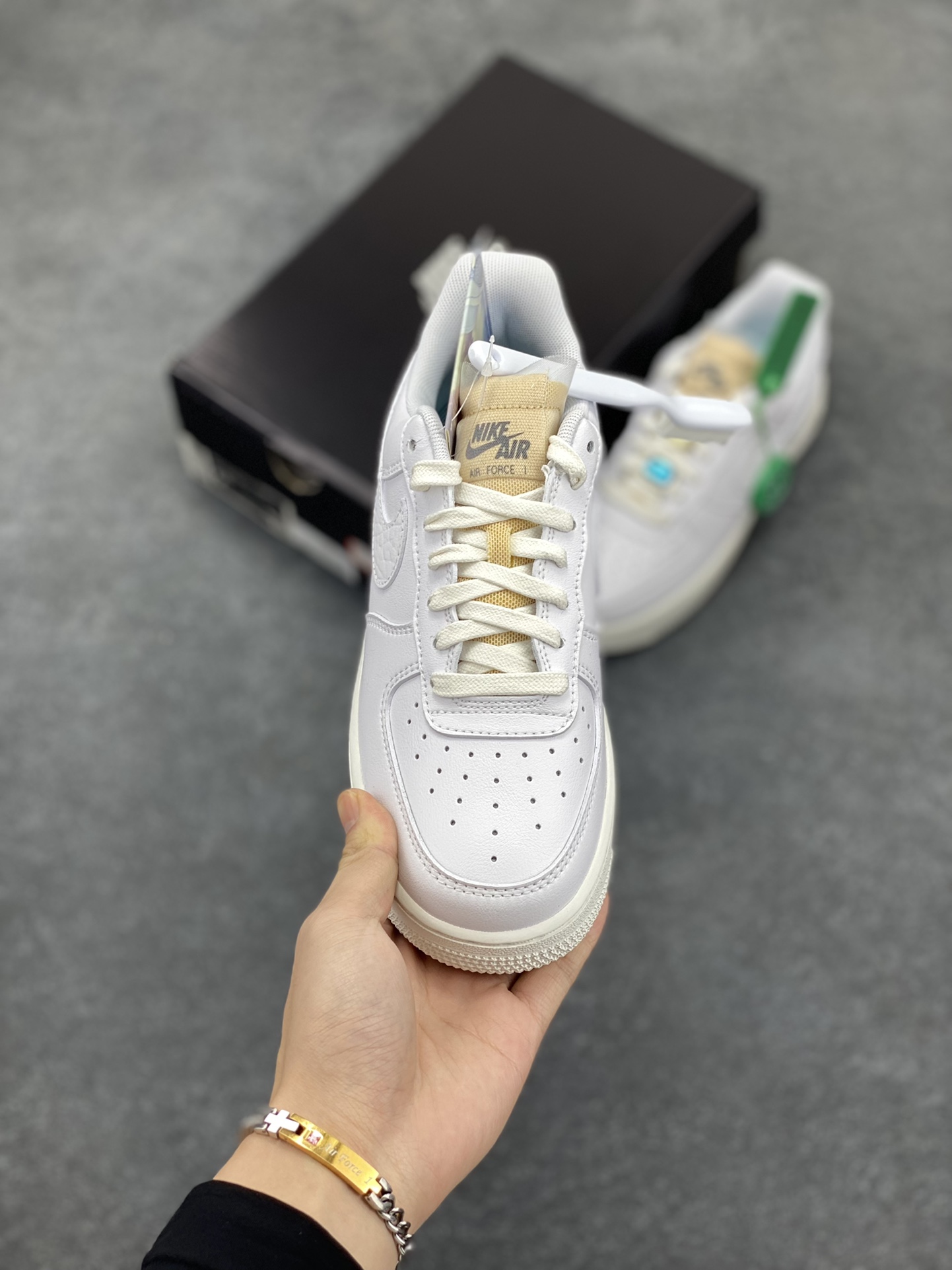 图片[2]-HY版本💯 钻石 哔呤 宝石装饰Air Force 1 07 LX White Onyx Bling LF钻石哔呤💎空军一号低帮 依然采用了纯白贯穿鞋身，但鞋带上的Bling-Bling的宝石装饰格外的新颖，鞋舌是未包边的解构风格，Swoosh 则以丰富的皮革纹理，带来精致又丰富的质感层次。 货号：CZ8101-100 尺码：35.5 36 36.5 37.5 38 38.5 39 40 40.5 41 42 42.5 43 44 44.5 45-选品中心