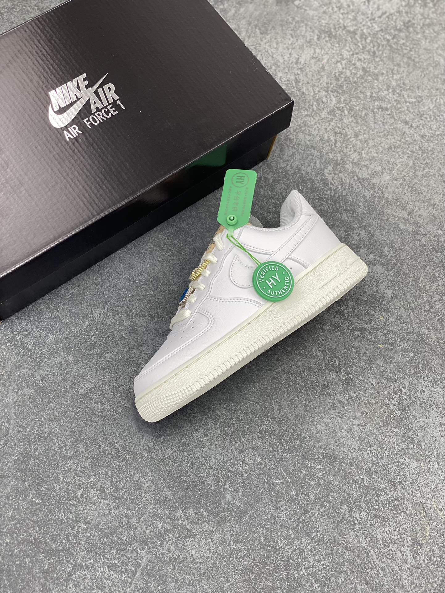 图片[7]-HY版本💯 钻石 哔呤 宝石装饰Air Force 1 07 LX White Onyx Bling LF钻石哔呤💎空军一号低帮 依然采用了纯白贯穿鞋身，但鞋带上的Bling-Bling的宝石装饰格外的新颖，鞋舌是未包边的解构风格，Swoosh 则以丰富的皮革纹理，带来精致又丰富的质感层次。 货号：CZ8101-100 尺码：35.5 36 36.5 37.5 38 38.5 39 40 40.5 41 42 42.5 43 44 44.5 45-选品中心