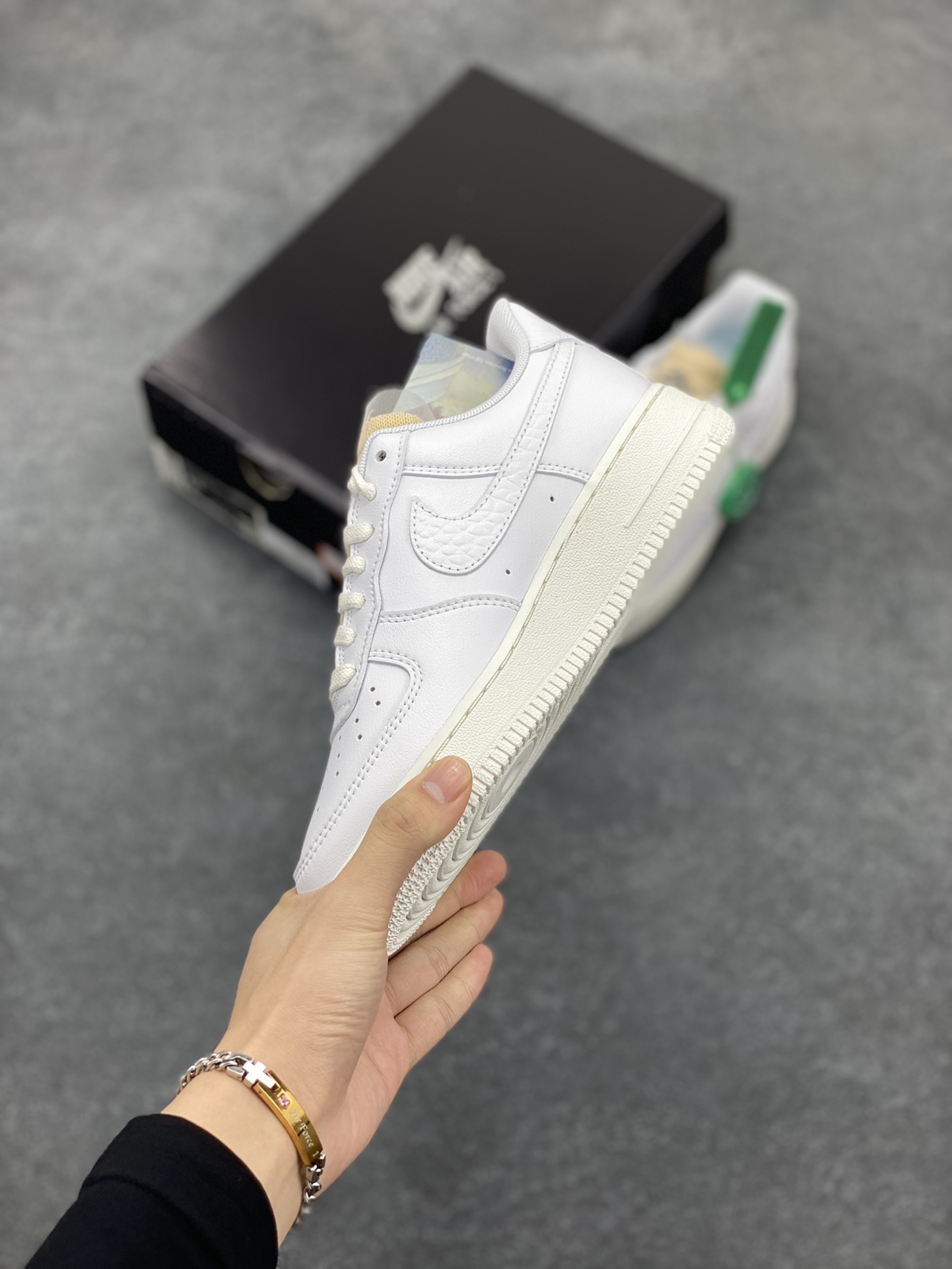 图片[3]-HY版本💯 钻石 哔呤 宝石装饰Air Force 1 07 LX White Onyx Bling LF钻石哔呤💎空军一号低帮 依然采用了纯白贯穿鞋身，但鞋带上的Bling-Bling的宝石装饰格外的新颖，鞋舌是未包边的解构风格，Swoosh 则以丰富的皮革纹理，带来精致又丰富的质感层次。 货号：CZ8101-100 尺码：35.5 36 36.5 37.5 38 38.5 39 40 40.5 41 42 42.5 43 44 44.5 45-选品中心