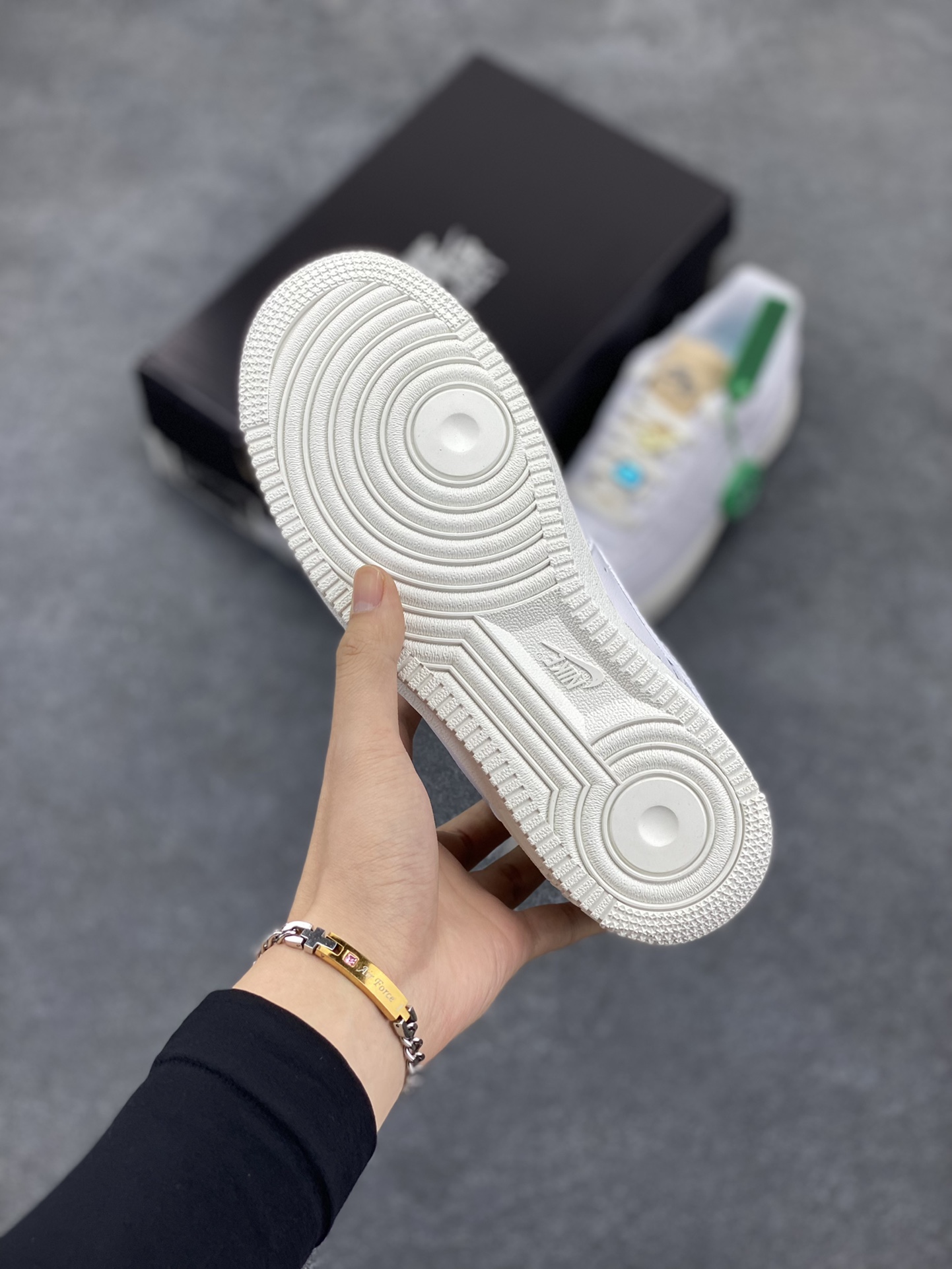 图片[5]-HY版本💯 钻石 哔呤 宝石装饰Air Force 1 07 LX White Onyx Bling LF钻石哔呤💎空军一号低帮 依然采用了纯白贯穿鞋身，但鞋带上的Bling-Bling的宝石装饰格外的新颖，鞋舌是未包边的解构风格，Swoosh 则以丰富的皮革纹理，带来精致又丰富的质感层次。 货号：CZ8101-100 尺码：35.5 36 36.5 37.5 38 38.5 39 40 40.5 41 42 42.5 43 44 44.5 45-选品中心
