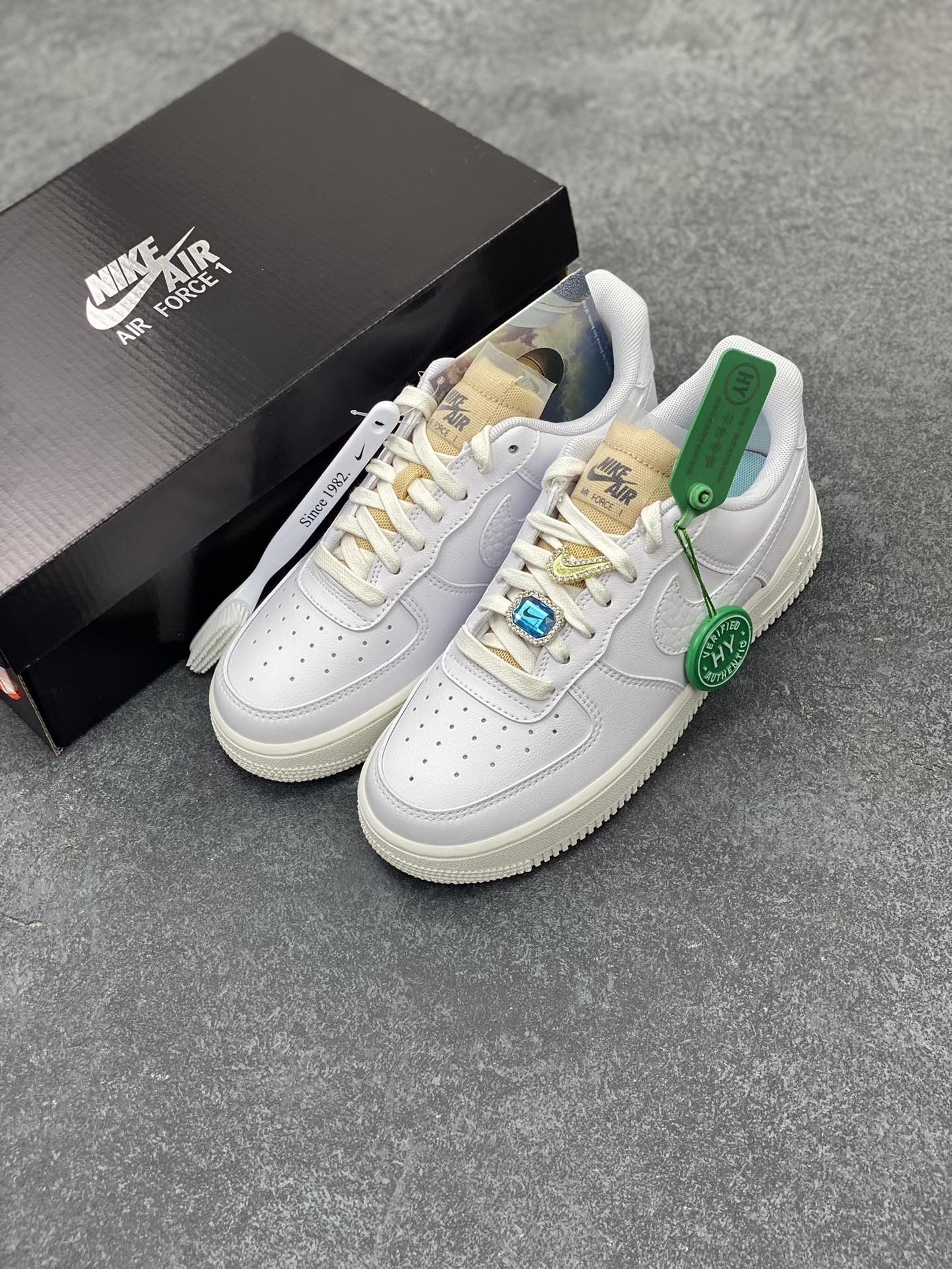 图片[8]-HY版本💯 钻石 哔呤 宝石装饰Air Force 1 07 LX White Onyx Bling LF钻石哔呤💎空军一号低帮 依然采用了纯白贯穿鞋身，但鞋带上的Bling-Bling的宝石装饰格外的新颖，鞋舌是未包边的解构风格，Swoosh 则以丰富的皮革纹理，带来精致又丰富的质感层次。 货号：CZ8101-100 尺码：35.5 36 36.5 37.5 38 38.5 39 40 40.5 41 42 42.5 43 44 44.5 45-选品中心
