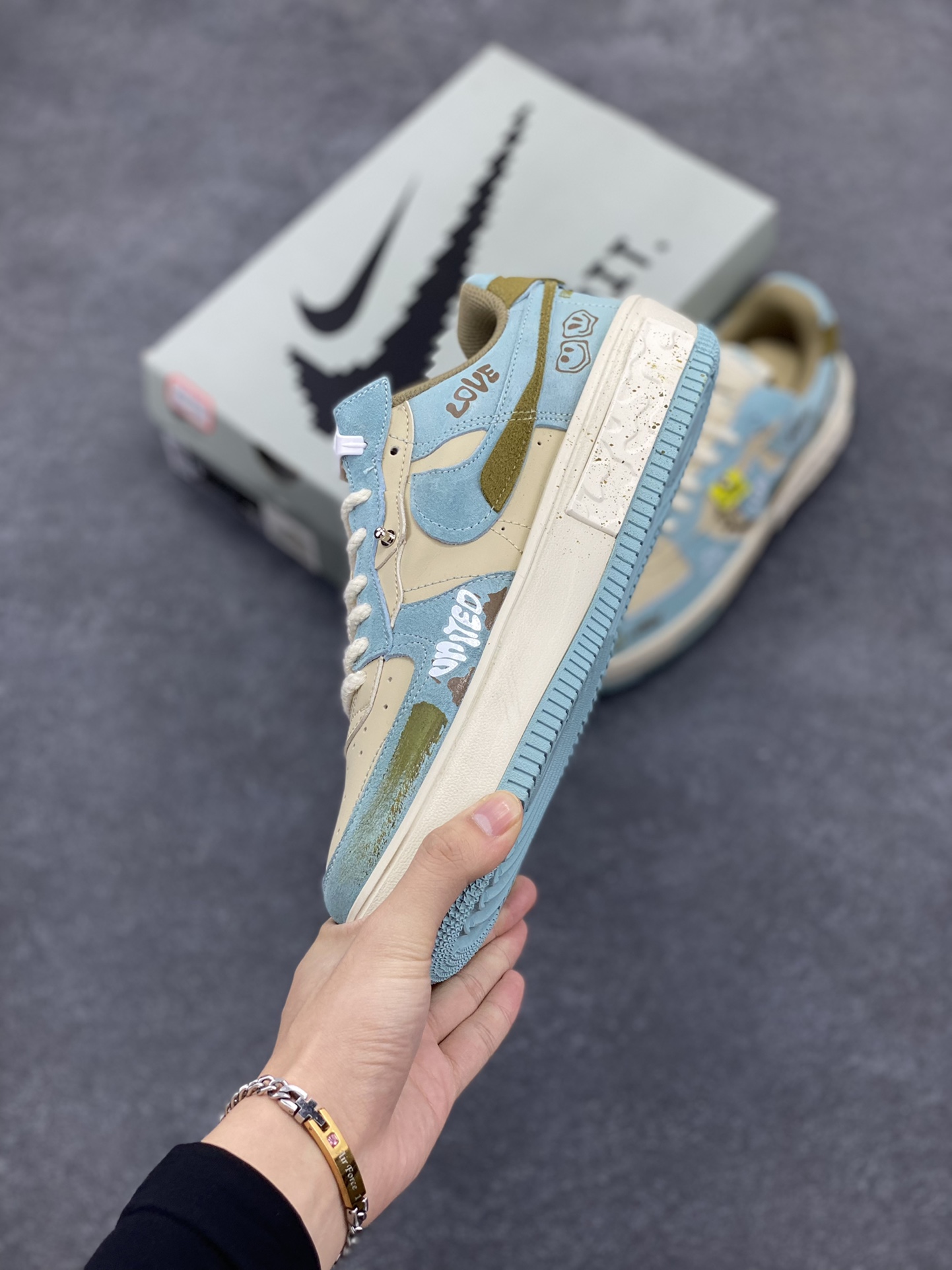 图片[3]-“Enjoy life”NK Air Force 1 Fontanka“苦中作乐” 空军一号定制低帮秋冬板鞋 人生如逆旅，苦乐常相伴。在生活的重重压力与磨难之下，苦中作乐犹如黑暗中的一丝曙光，给予我们继续前行的力量与勇气，享受生活 货号：CW6688-508 尺码：36 36.5 37.5 38 38.5 39 40 40.5 41 42 42.5 43 44 44.5 45-选品中心