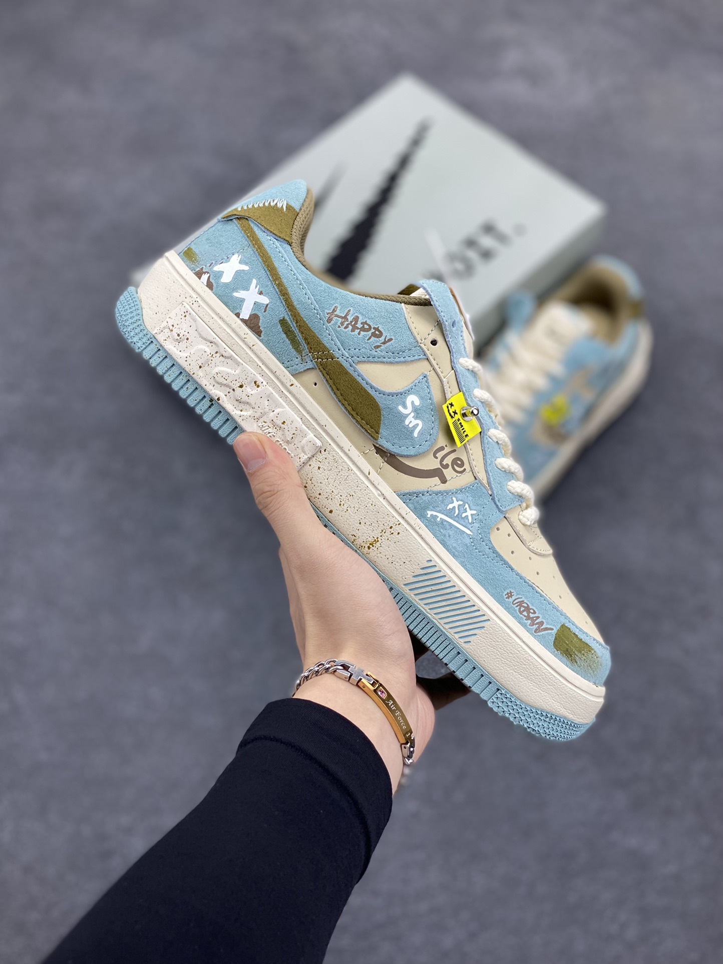 “Enjoy life”NK Air Force 1 Fontanka“苦中作乐” 空军一号定制低帮秋冬板鞋 人生如逆旅，苦乐常相伴。在生活的重重压力与磨难之下，苦中作乐犹如黑暗中的一丝曙光，给予我们继续前行的力量与勇气，享受生活 货号：CW6688-508 尺码：36 36.5 37.5 38 38.5 39 40 40.5 41 42 42.5 43 44 44.5 45-选品中心