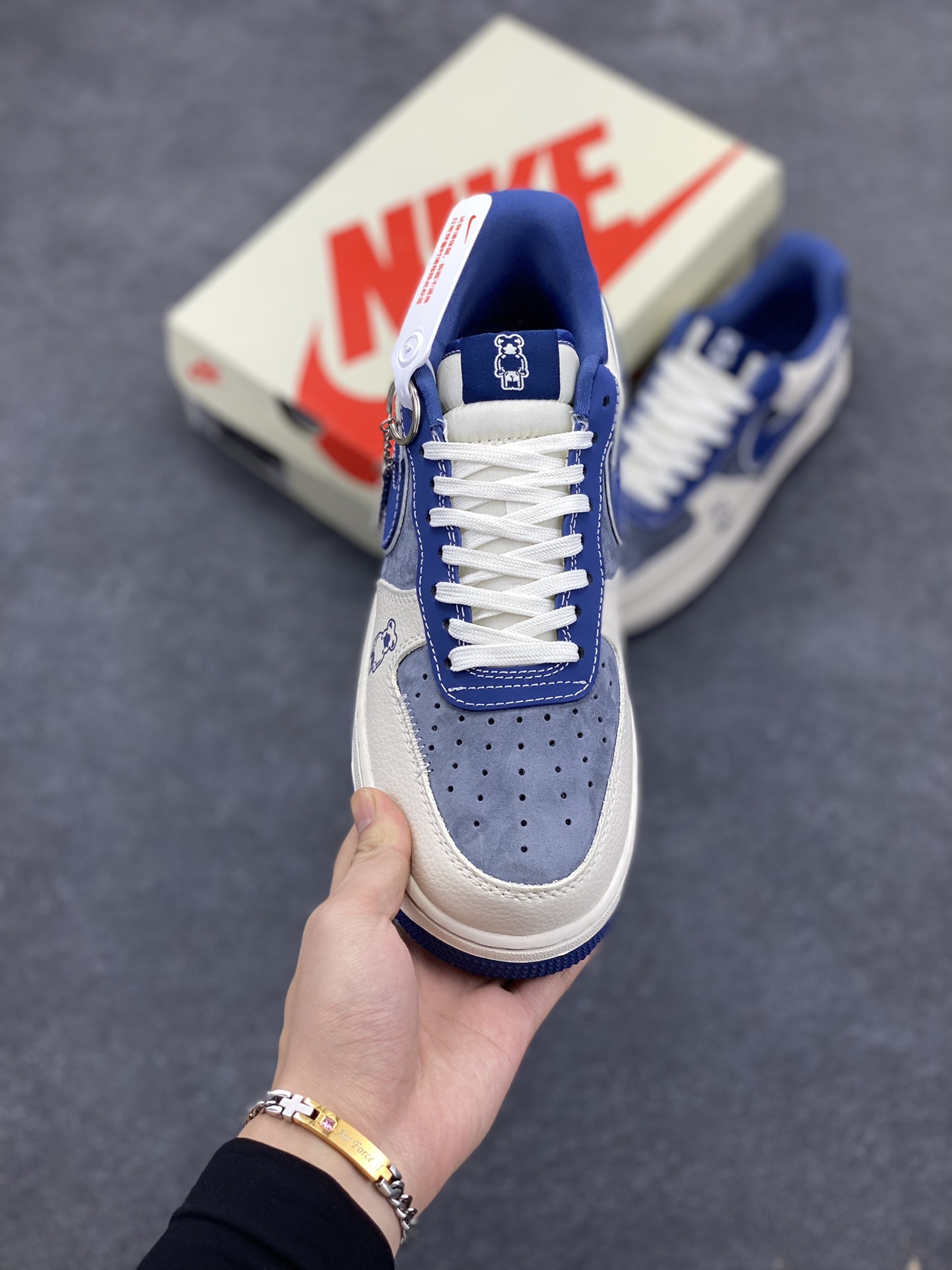 图片[2]-NIke Air Force 1 \’07 Low “暴力熊联名–灰米蓝”空军一号 低帮 运动鞋 休闲鞋 折边针车 工艺难度大 原楦头原纸板 原装鞋盒 定制五金配件 内置全掌气垫 原厂鞋底 货号：KK1988-017 尺码：36 36.5 37.5 38 38.5 39 40 40.5 41 42 42.5 43 44 44.5 45-选品中心