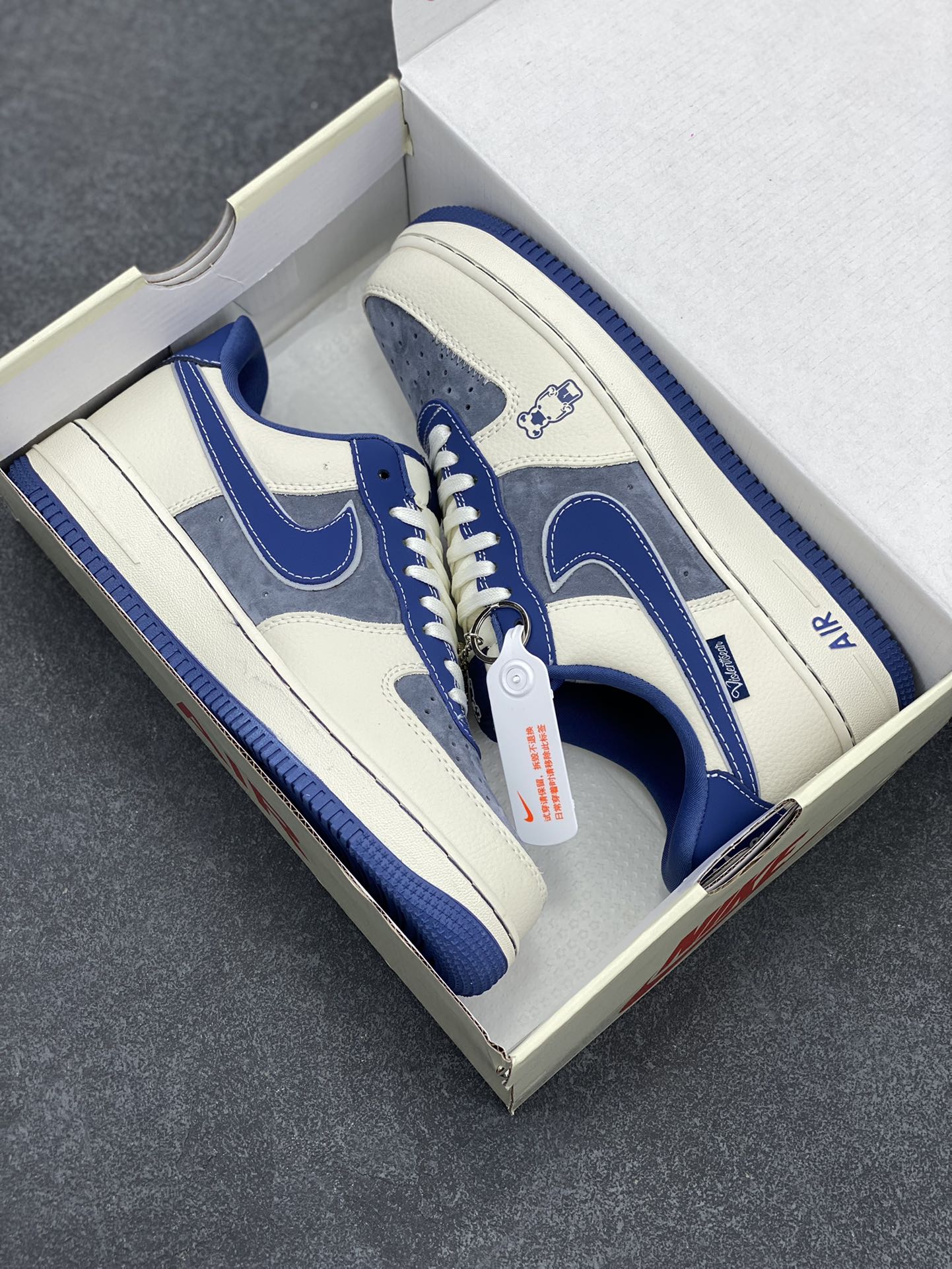 图片[9]-NIke Air Force 1 \’07 Low “暴力熊联名–灰米蓝”空军一号 低帮 运动鞋 休闲鞋 折边针车 工艺难度大 原楦头原纸板 原装鞋盒 定制五金配件 内置全掌气垫 原厂鞋底 货号：KK1988-017 尺码：36 36.5 37.5 38 38.5 39 40 40.5 41 42 42.5 43 44 44.5 45-选品中心