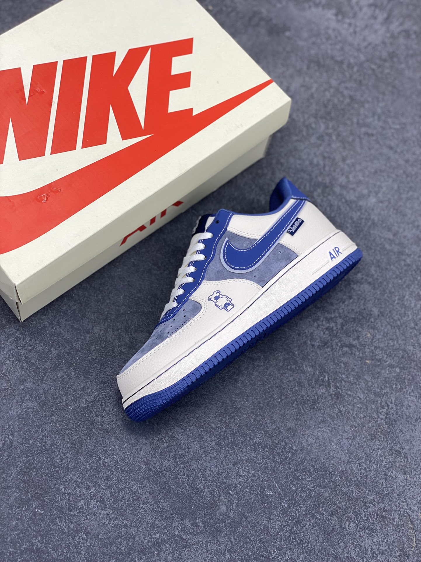 图片[7]-NIke Air Force 1 \’07 Low “暴力熊联名–灰米蓝”空军一号 低帮 运动鞋 休闲鞋 折边针车 工艺难度大 原楦头原纸板 原装鞋盒 定制五金配件 内置全掌气垫 原厂鞋底 货号：KK1988-017 尺码：36 36.5 37.5 38 38.5 39 40 40.5 41 42 42.5 43 44 44.5 45-选品中心