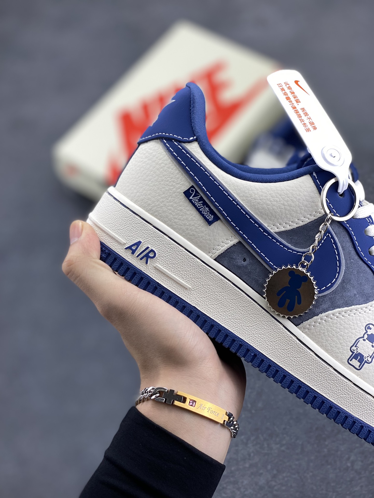图片[6]-NIke Air Force 1 \’07 Low “暴力熊联名–灰米蓝”空军一号 低帮 运动鞋 休闲鞋 折边针车 工艺难度大 原楦头原纸板 原装鞋盒 定制五金配件 内置全掌气垫 原厂鞋底 货号：KK1988-017 尺码：36 36.5 37.5 38 38.5 39 40 40.5 41 42 42.5 43 44 44.5 45-选品中心