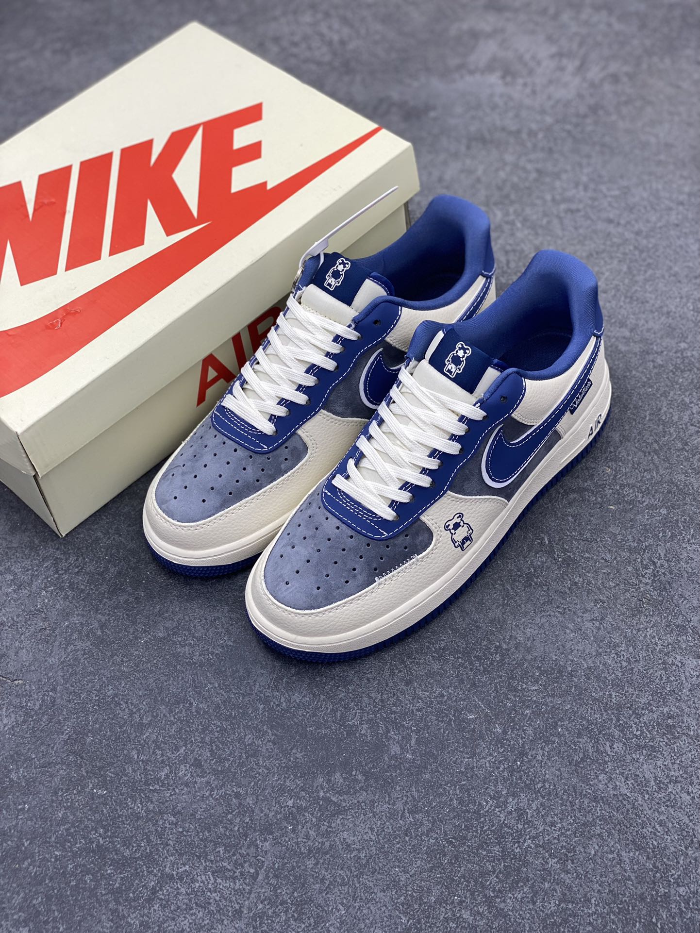 图片[8]-NIke Air Force 1 \’07 Low “暴力熊联名–灰米蓝”空军一号 低帮 运动鞋 休闲鞋 折边针车 工艺难度大 原楦头原纸板 原装鞋盒 定制五金配件 内置全掌气垫 原厂鞋底 货号：KK1988-017 尺码：36 36.5 37.5 38 38.5 39 40 40.5 41 42 42.5 43 44 44.5 45-选品中心