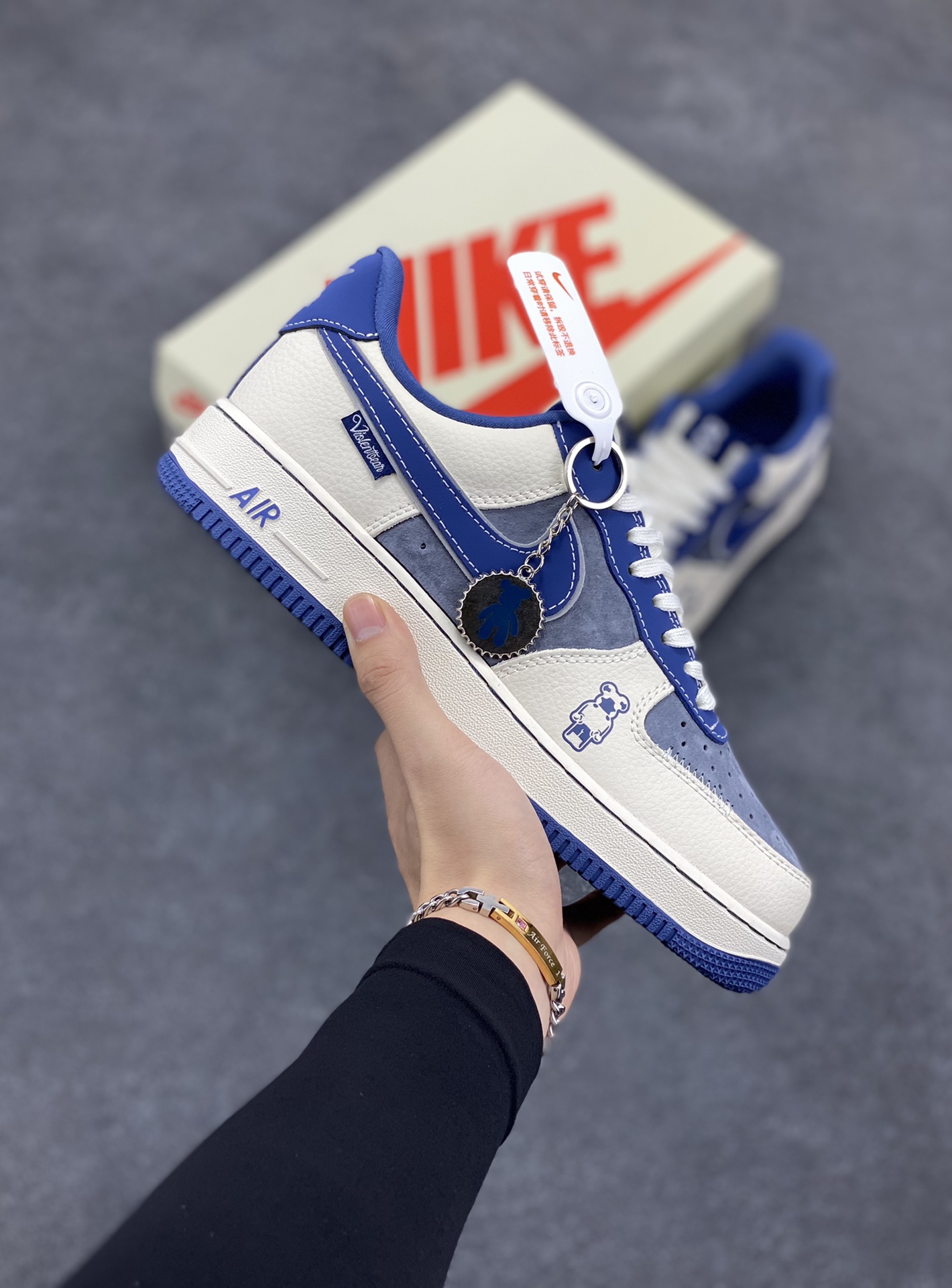 NIke Air Force 1 \’07 Low “暴力熊联名–灰米蓝”空军一号 低帮 运动鞋 休闲鞋 折边针车 工艺难度大 原楦头原纸板 原装鞋盒 定制五金配件 内置全掌气垫 原厂鞋底 货号:KK1988-017 尺码:36 36.5 37.5 38 38.5 39 40 40.5 41 42 42.5 43 44 44.5 45-选品中心