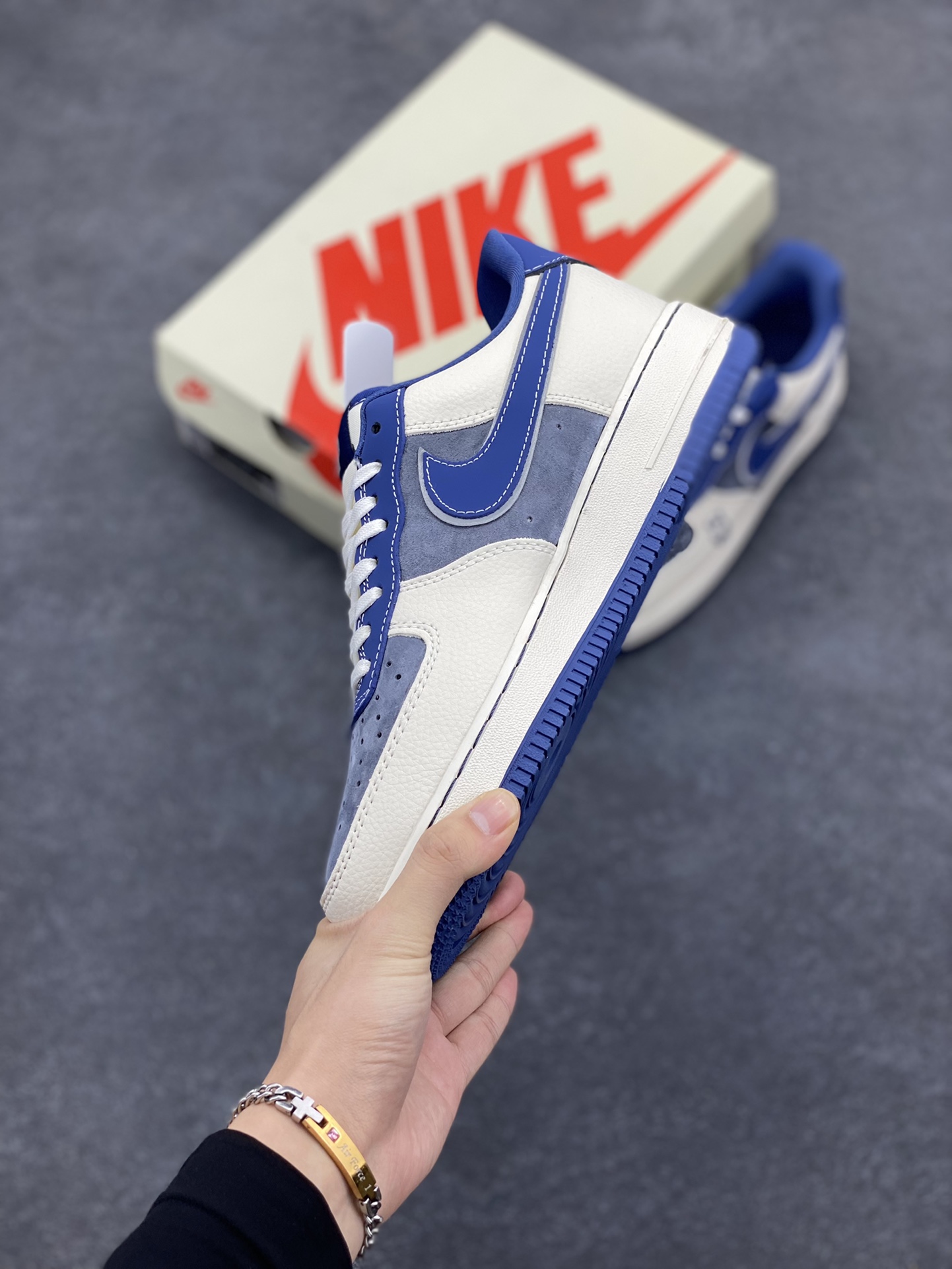 图片[3]-NIke Air Force 1 \’07 Low “暴力熊联名–灰米蓝”空军一号 低帮 运动鞋 休闲鞋 折边针车 工艺难度大 原楦头原纸板 原装鞋盒 定制五金配件 内置全掌气垫 原厂鞋底 货号：KK1988-017 尺码：36 36.5 37.5 38 38.5 39 40 40.5 41 42 42.5 43 44 44.5 45-选品中心