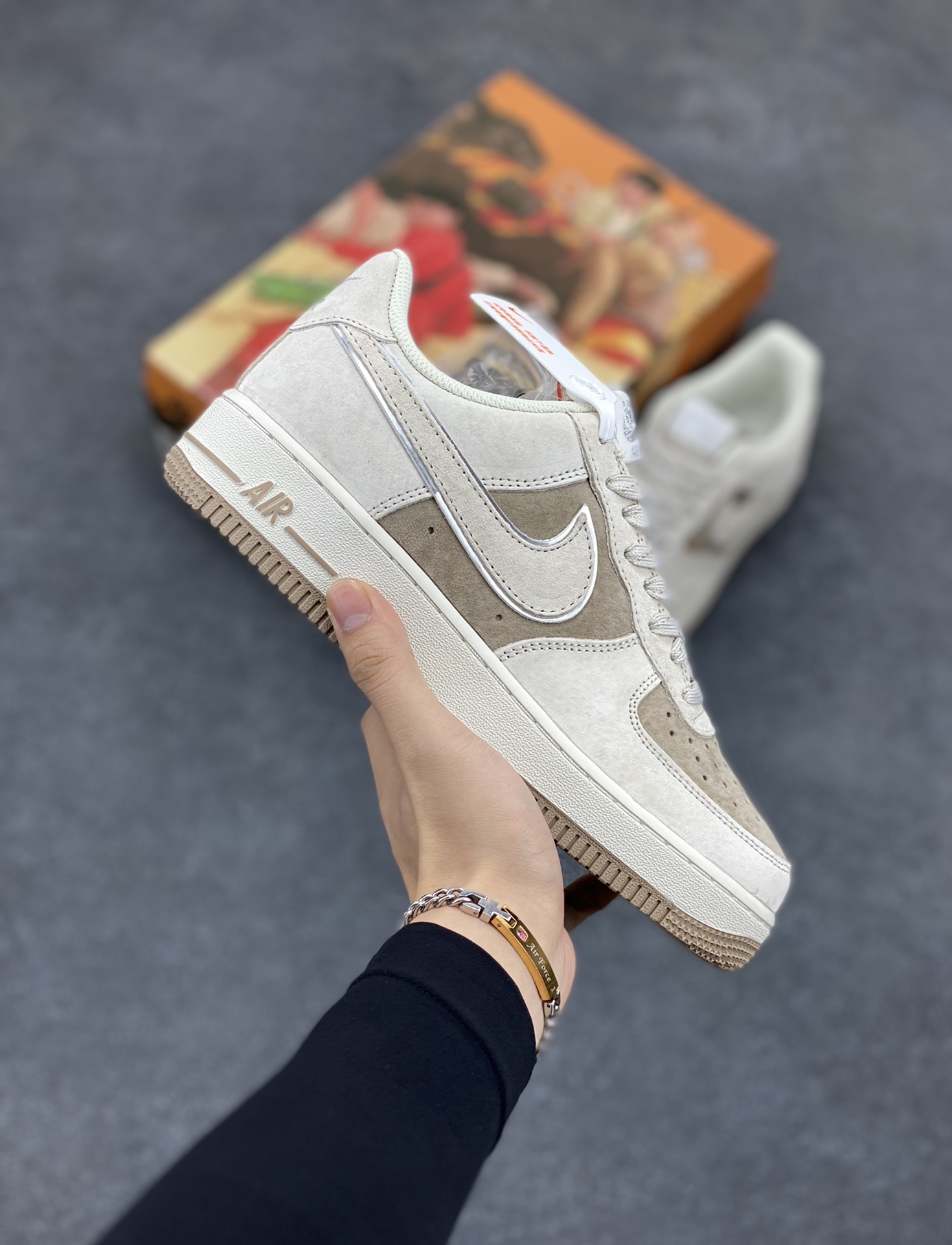 AKIRA×Nike Air Force 1 Low ’07 卡布其诺配色 头成麂皮 满天星配色 空军一号低帮休闲板鞋 原厂麂皮 原楦原纸板 纯正版型 正品NFC感应芯片 高清洁度 内置全掌气垫 货号：DQ3966-183 尺码：36 36.5 37.5 38 38.5 39 40 40.5 41 42 42.5 43 44 44.5 45-选品中心