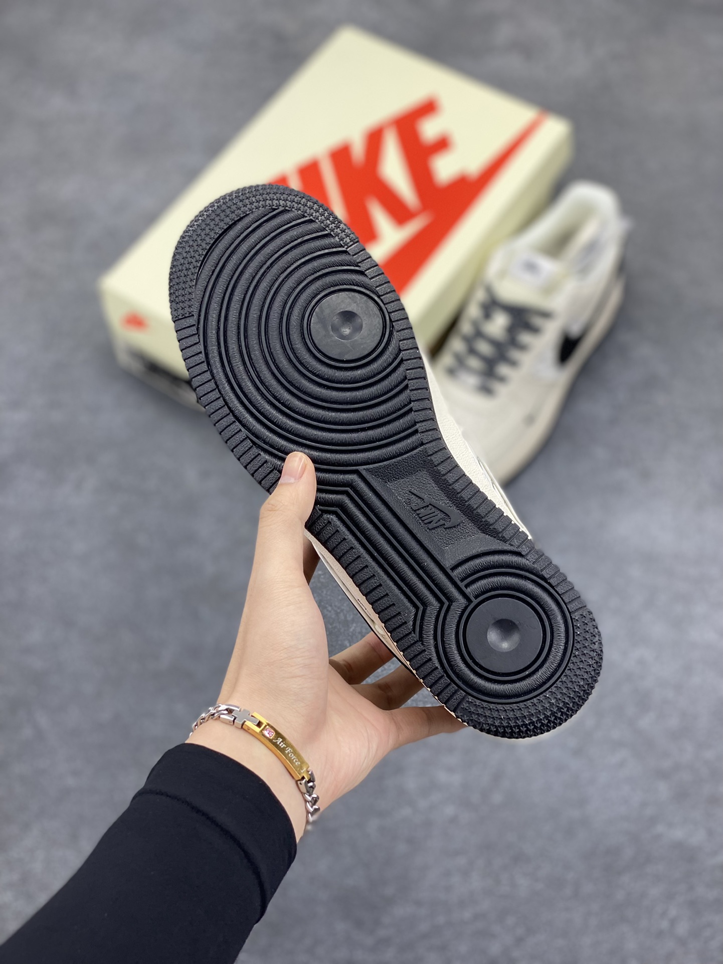 图片[5]-NIke Air Force 1 \’07 Low “斯图西联名–米黑英文银边”空军一号 低帮 运动鞋 休闲鞋 折边针车 工艺难度大 原楦头原纸板 原装鞋盒 定制五金配件 内置全掌气垫 原厂鞋底 货号：XZ3328-506 尺码：36 36.5 37.5 38 38.5 39 40 40.5 41 42 42.5 43 44 44.5 45-选品中心
