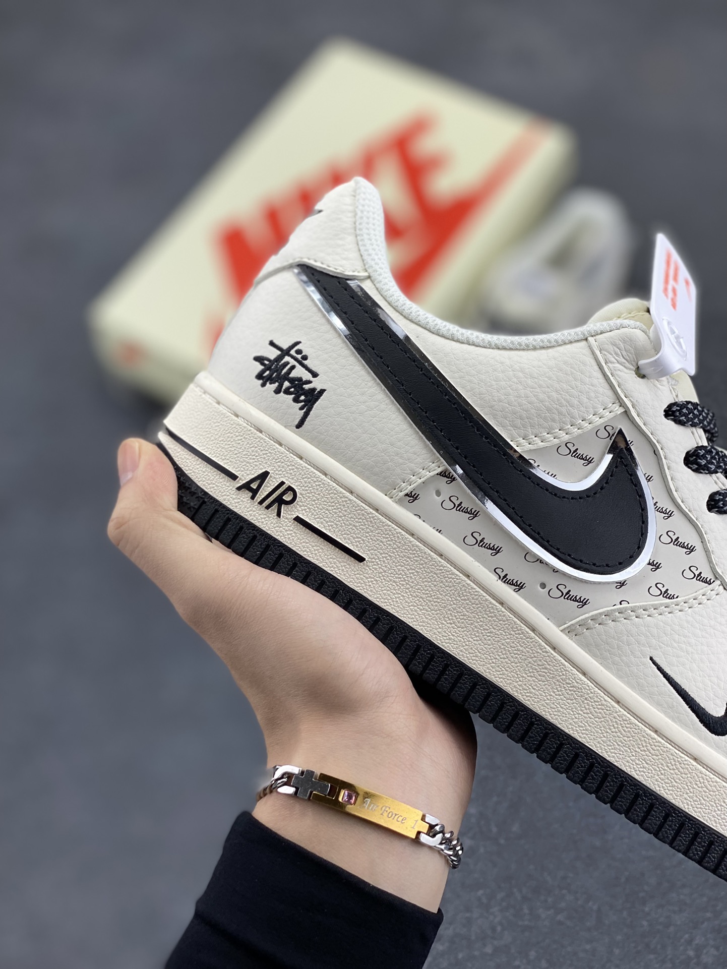图片[6]-NIke Air Force 1 \’07 Low “斯图西联名–米黑英文银边”空军一号 低帮 运动鞋 休闲鞋 折边针车 工艺难度大 原楦头原纸板 原装鞋盒 定制五金配件 内置全掌气垫 原厂鞋底 货号：XZ3328-506 尺码：36 36.5 37.5 38 38.5 39 40 40.5 41 42 42.5 43 44 44.5 45-选品中心