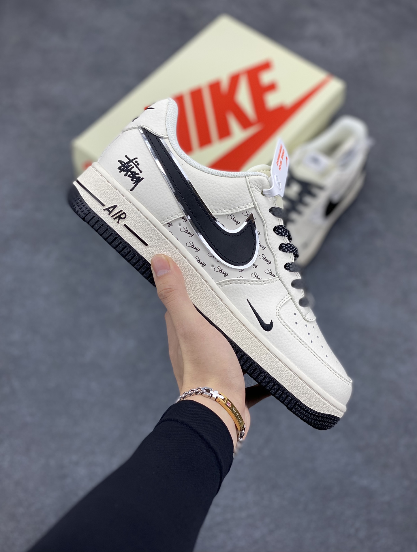 NIke Air Force 1 \’07 Low “斯图西联名–米黑英文银边”空军一号 低帮 运动鞋 休闲鞋 折边针车 工艺难度大 原楦头原纸板 原装鞋盒 定制五金配件 内置全掌气垫 原厂鞋底 货号:XZ3328-506 尺码:36 36.5 37.5 38 38.5 39 40 40.5 41 42 42.5 43 44 44.5 45-选品中心