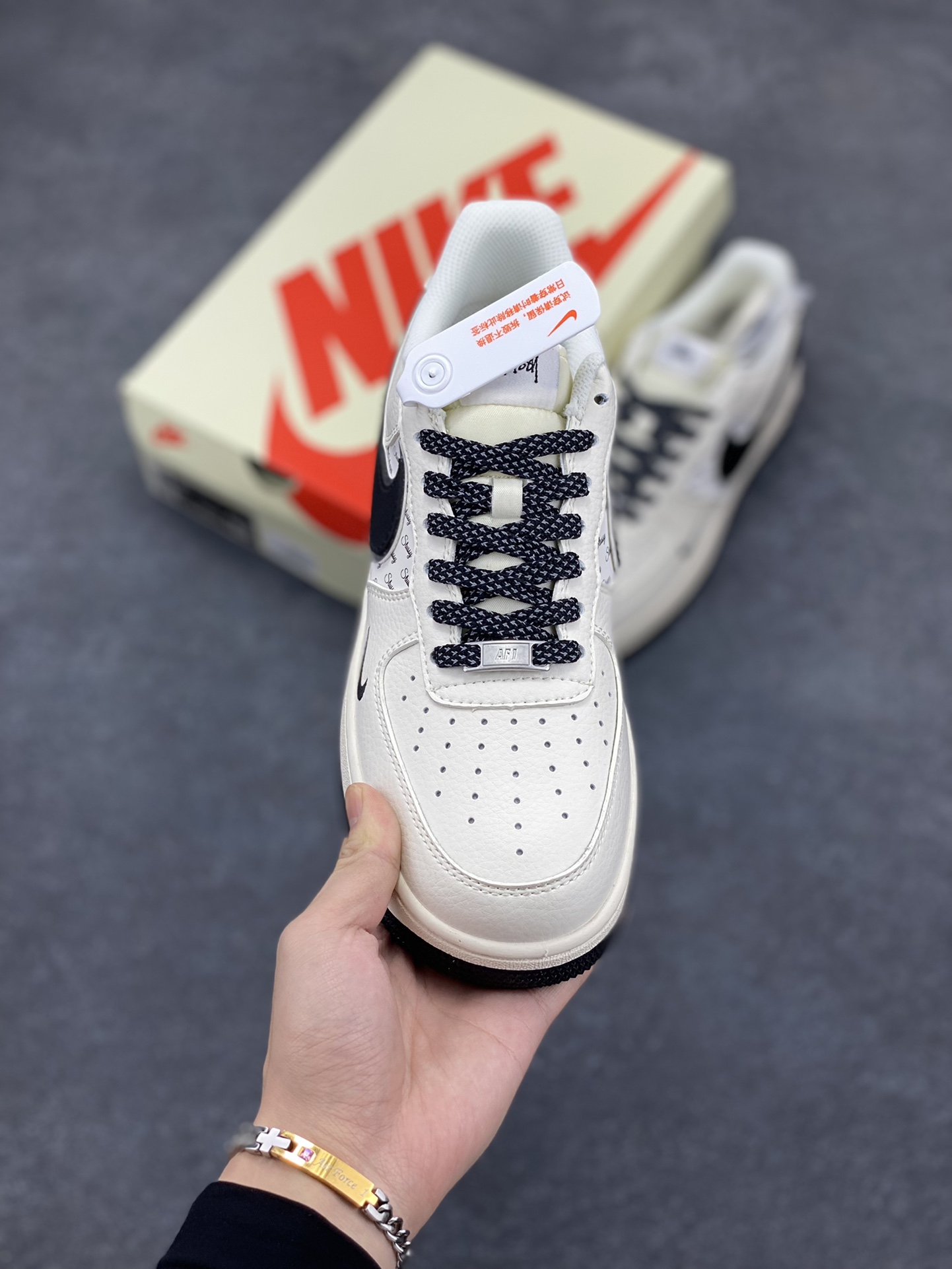 图片[2]-NIke Air Force 1 \’07 Low “斯图西联名–米黑英文银边”空军一号 低帮 运动鞋 休闲鞋 折边针车 工艺难度大 原楦头原纸板 原装鞋盒 定制五金配件 内置全掌气垫 原厂鞋底 货号：XZ3328-506 尺码：36 36.5 37.5 38 38.5 39 40 40.5 41 42 42.5 43 44 44.5 45-选品中心