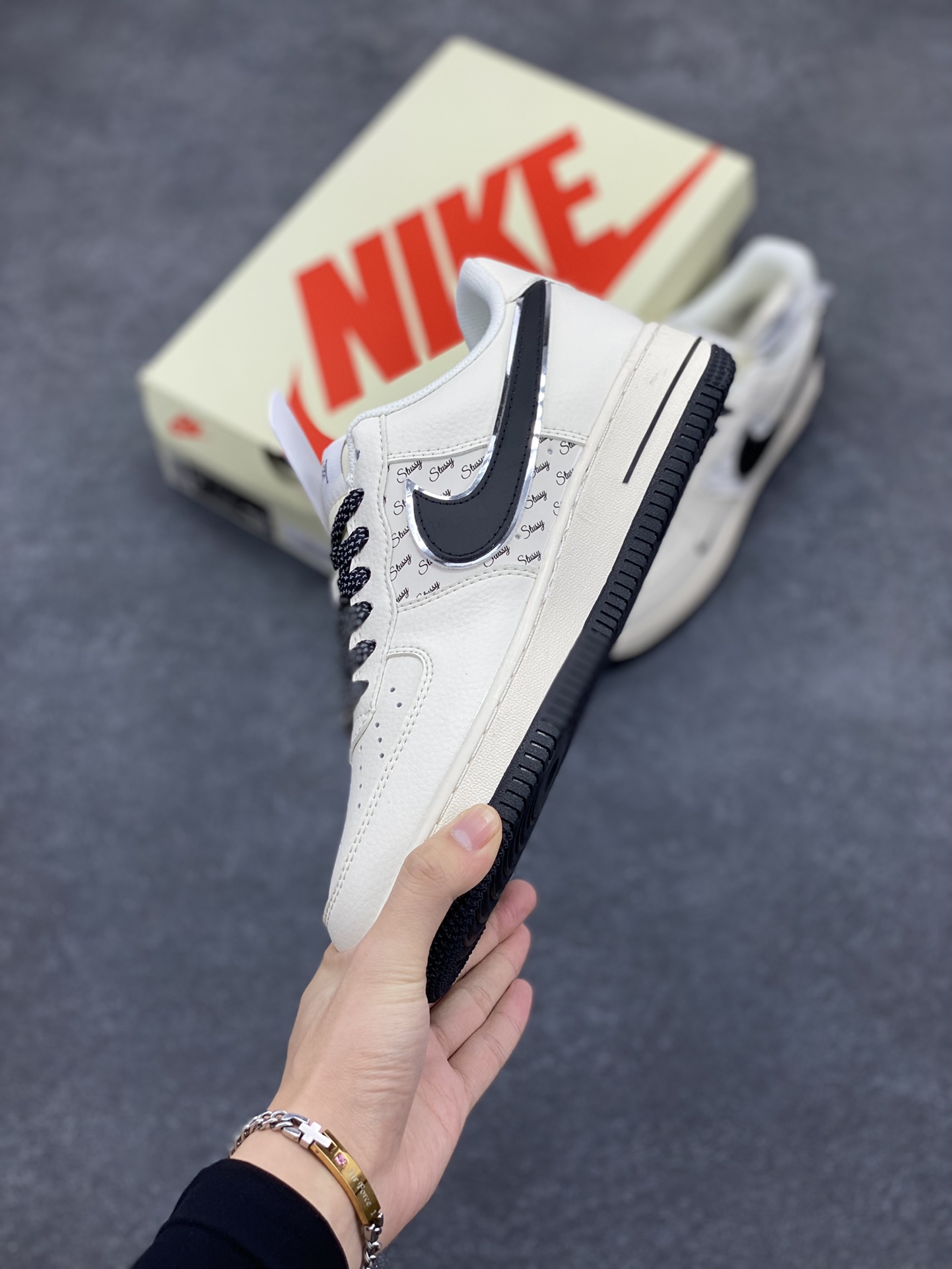 图片[3]-NIke Air Force 1 \’07 Low “斯图西联名–米黑英文银边”空军一号 低帮 运动鞋 休闲鞋 折边针车 工艺难度大 原楦头原纸板 原装鞋盒 定制五金配件 内置全掌气垫 原厂鞋底 货号：XZ3328-506 尺码：36 36.5 37.5 38 38.5 39 40 40.5 41 42 42.5 43 44 44.5 45-选品中心