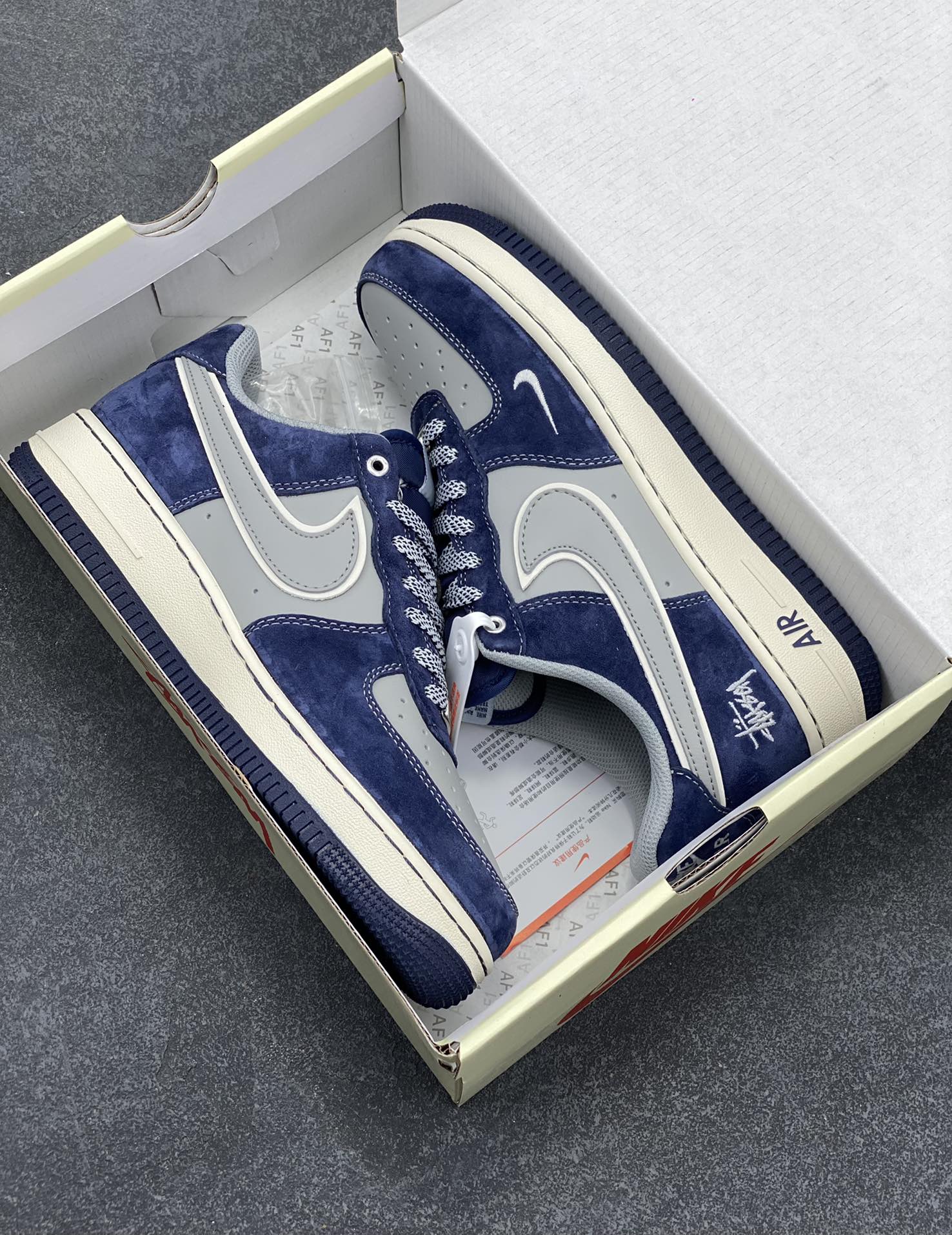 图片[9]-NIke Air Force 1 \’07 Low “斯图西联名–灰蓝翻毛”空军一号 低帮 运动鞋 休闲鞋 折边针车 工艺难度大 原楦头原纸板 原装鞋盒 定制五金配件 内置全掌气垫 原厂鞋底 货号：SJ6698-007 尺码：36 36.5 37.5 38 38.5 39 40 40.5 41 42 42.5 43 44 44.5 45-选品中心