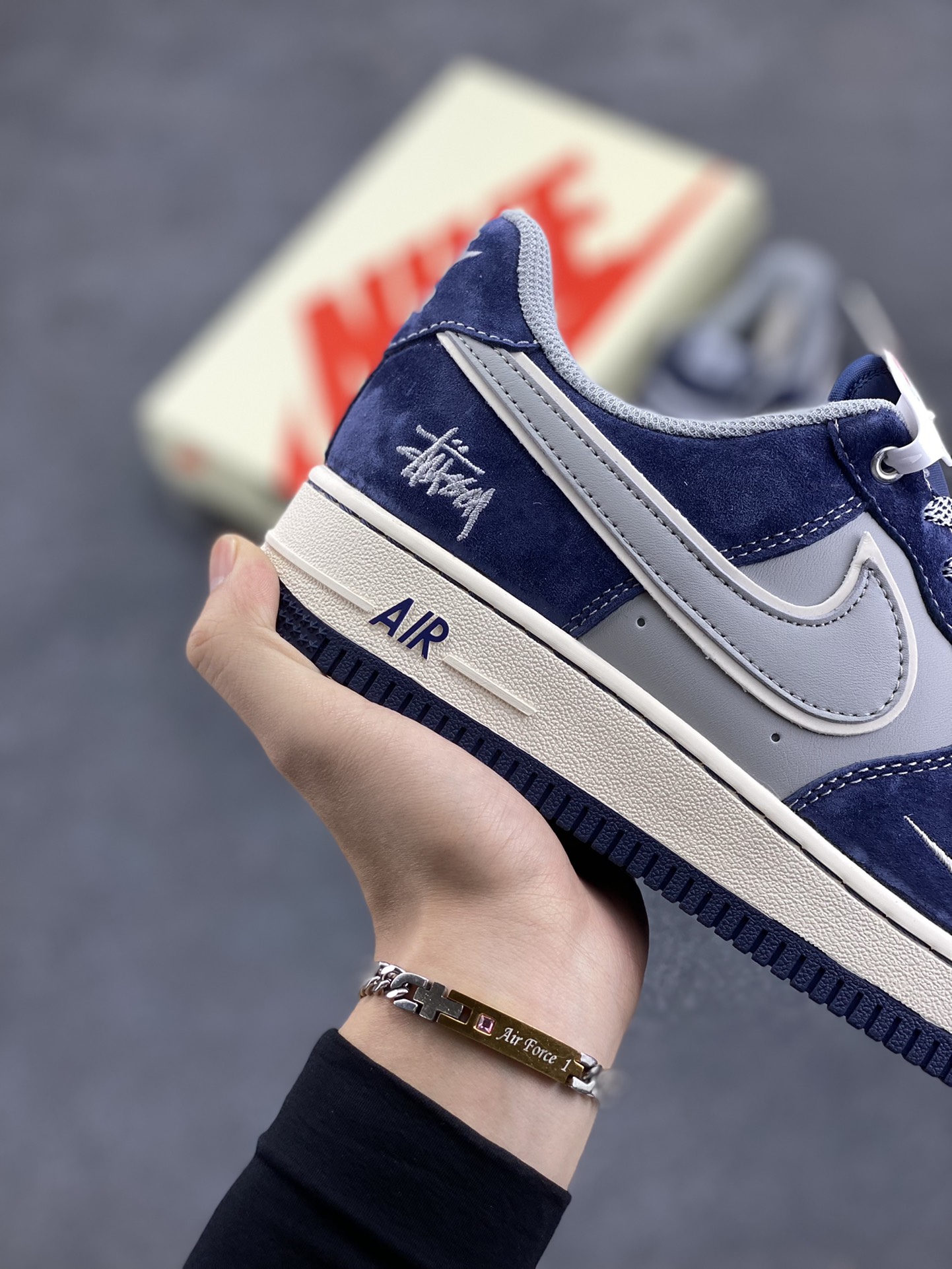 图片[6]-NIke Air Force 1 \’07 Low “斯图西联名–灰蓝翻毛”空军一号 低帮 运动鞋 休闲鞋 折边针车 工艺难度大 原楦头原纸板 原装鞋盒 定制五金配件 内置全掌气垫 原厂鞋底 货号：SJ6698-007 尺码：36 36.5 37.5 38 38.5 39 40 40.5 41 42 42.5 43 44 44.5 45-选品中心