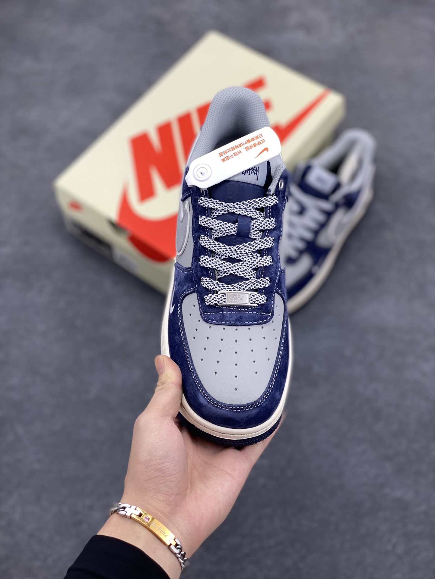 图片[2]-NIke Air Force 1 \’07 Low “斯图西联名–灰蓝翻毛”空军一号 低帮 运动鞋 休闲鞋 折边针车 工艺难度大 原楦头原纸板 原装鞋盒 定制五金配件 内置全掌气垫 原厂鞋底 货号：SJ6698-007 尺码：36 36.5 37.5 38 38.5 39 40 40.5 41 42 42.5 43 44 44.5 45-选品中心