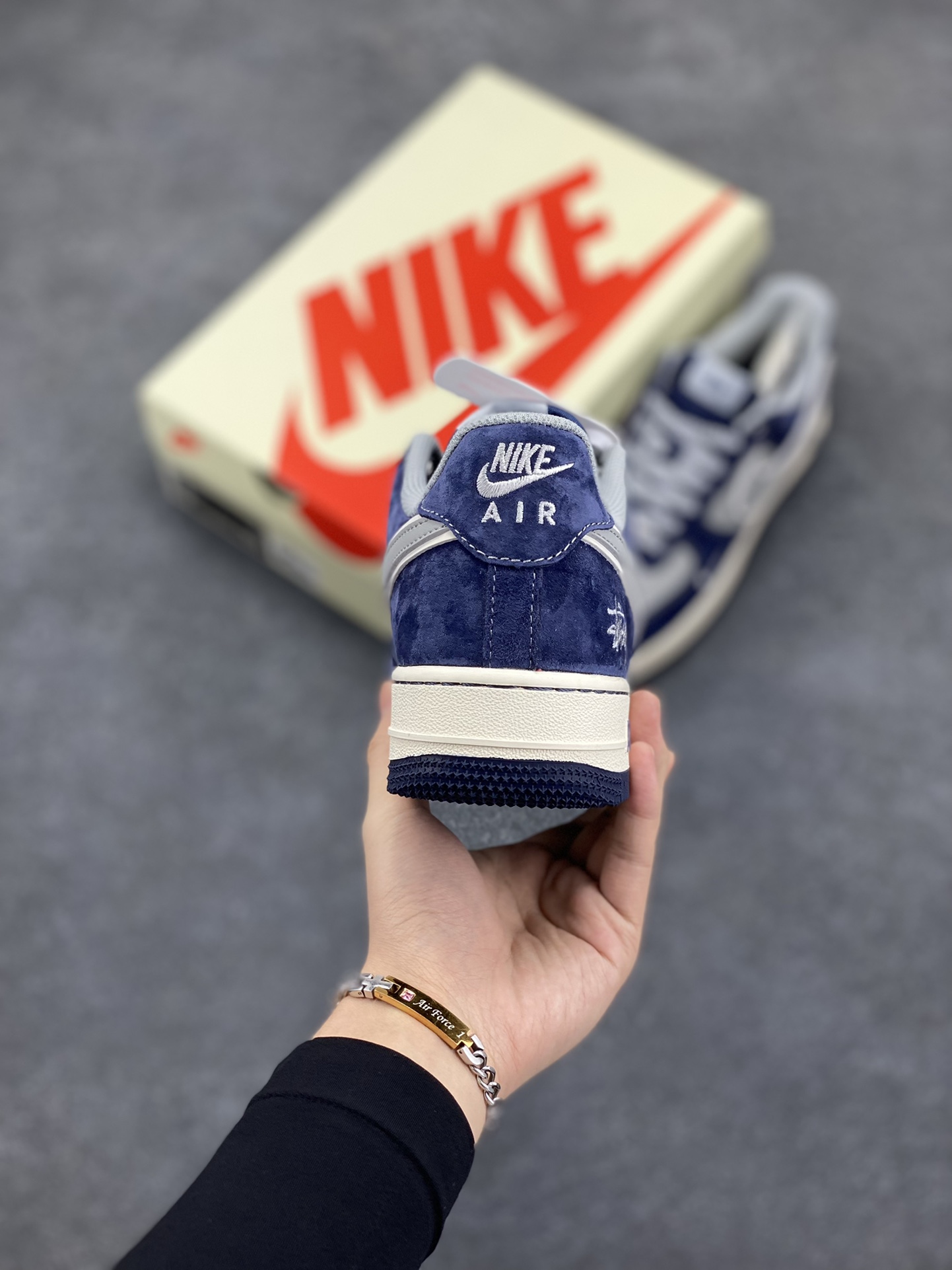 图片[4]-NIke Air Force 1 \’07 Low “斯图西联名–灰蓝翻毛”空军一号 低帮 运动鞋 休闲鞋 折边针车 工艺难度大 原楦头原纸板 原装鞋盒 定制五金配件 内置全掌气垫 原厂鞋底 货号：SJ6698-007 尺码：36 36.5 37.5 38 38.5 39 40 40.5 41 42 42.5 43 44 44.5 45-选品中心