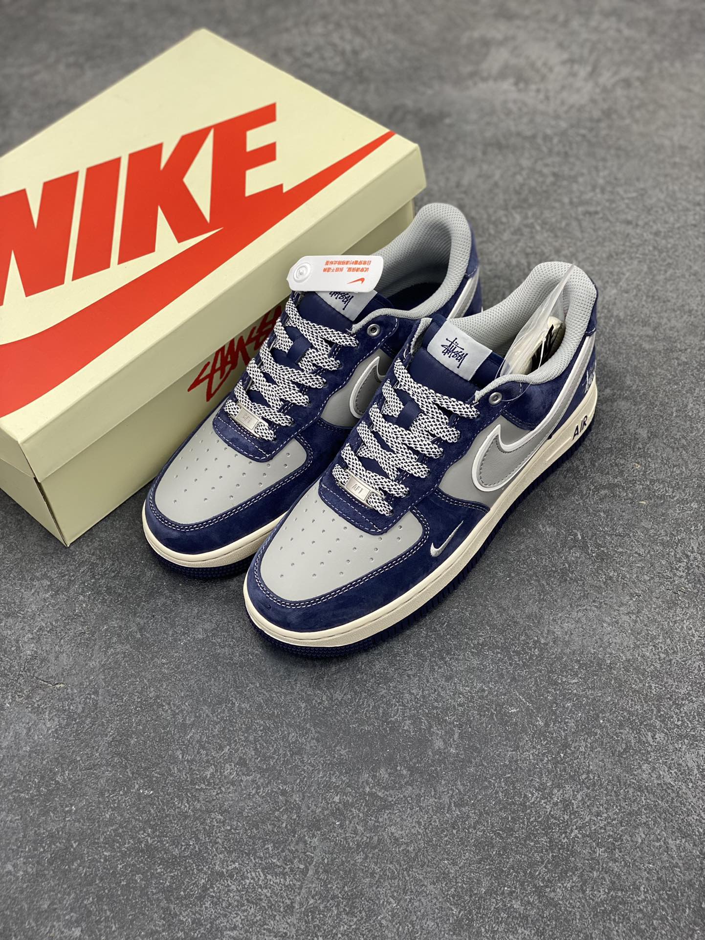 图片[8]-NIke Air Force 1 \’07 Low “斯图西联名–灰蓝翻毛”空军一号 低帮 运动鞋 休闲鞋 折边针车 工艺难度大 原楦头原纸板 原装鞋盒 定制五金配件 内置全掌气垫 原厂鞋底 货号：SJ6698-007 尺码：36 36.5 37.5 38 38.5 39 40 40.5 41 42 42.5 43 44 44.5 45-选品中心