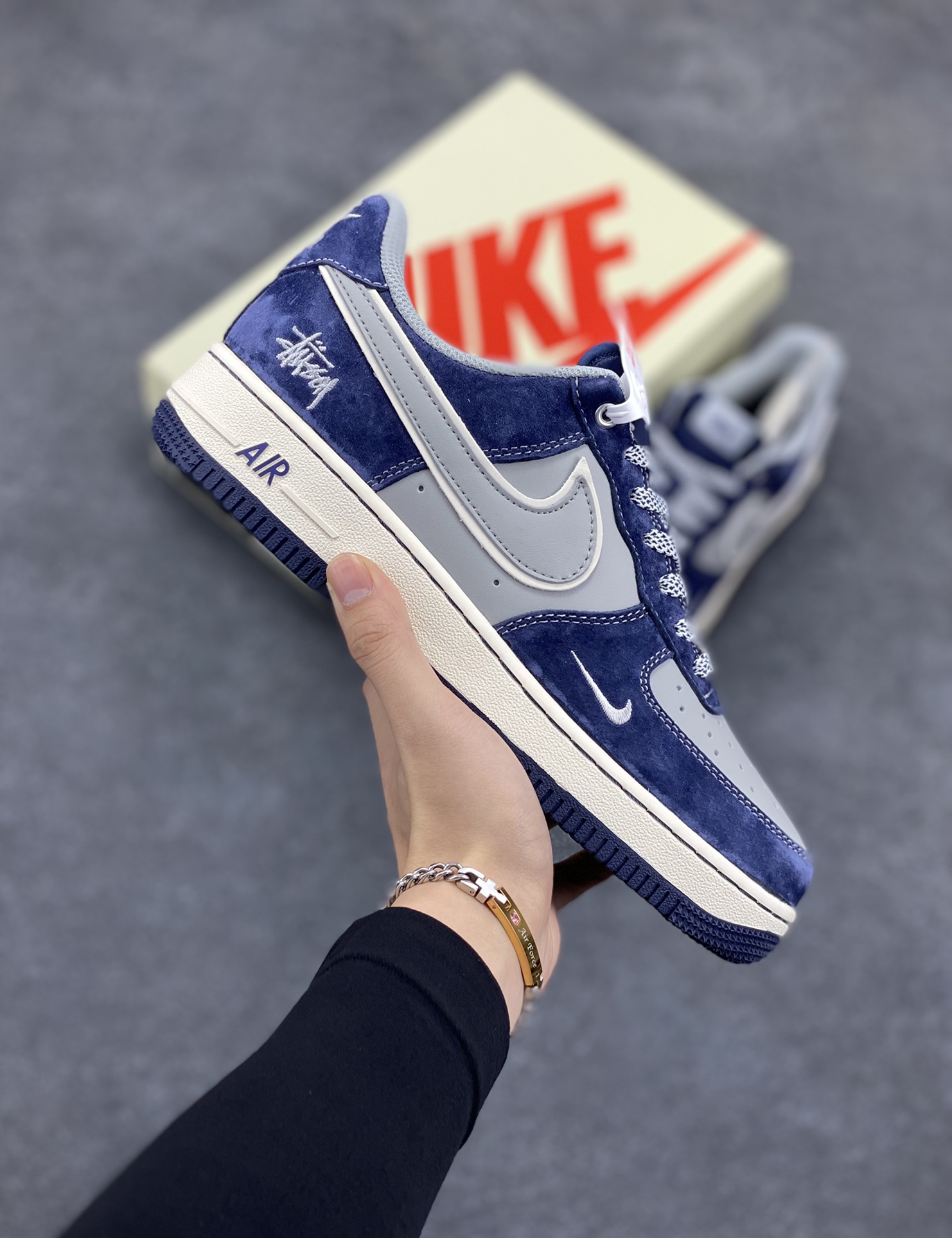 NIke Air Force 1 \'07 Low “斯图西联名--灰蓝翻毛”空军一号 低帮 运动鞋 休闲鞋 折边针车 工艺难度大 原楦头原纸板 原装鞋盒 定制五金配件 内置全掌气垫 原厂鞋底 货号：SJ6698-007 尺码：36 36.5 37.5 38 38.5 39 40 40.5 41 42 42.5 43 44 44.5 45-选品中心