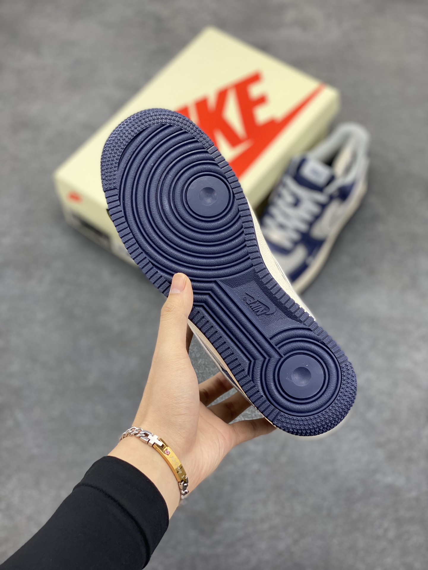 图片[5]-NIke Air Force 1 \’07 Low “斯图西联名–灰蓝翻毛”空军一号 低帮 运动鞋 休闲鞋 折边针车 工艺难度大 原楦头原纸板 原装鞋盒 定制五金配件 内置全掌气垫 原厂鞋底 货号：SJ6698-007 尺码：36 36.5 37.5 38 38.5 39 40 40.5 41 42 42.5 43 44 44.5 45-选品中心