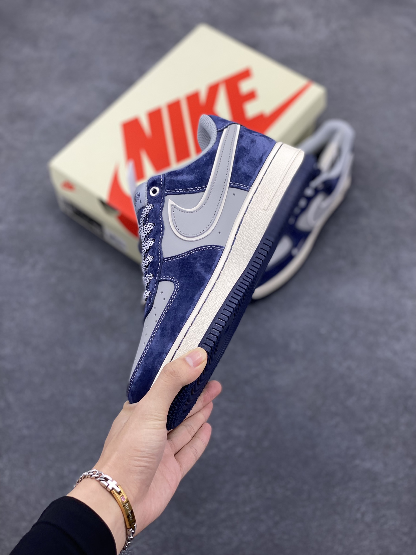 图片[3]-NIke Air Force 1 \’07 Low “斯图西联名–灰蓝翻毛”空军一号 低帮 运动鞋 休闲鞋 折边针车 工艺难度大 原楦头原纸板 原装鞋盒 定制五金配件 内置全掌气垫 原厂鞋底 货号：SJ6698-007 尺码：36 36.5 37.5 38 38.5 39 40 40.5 41 42 42.5 43 44 44.5 45-选品中心