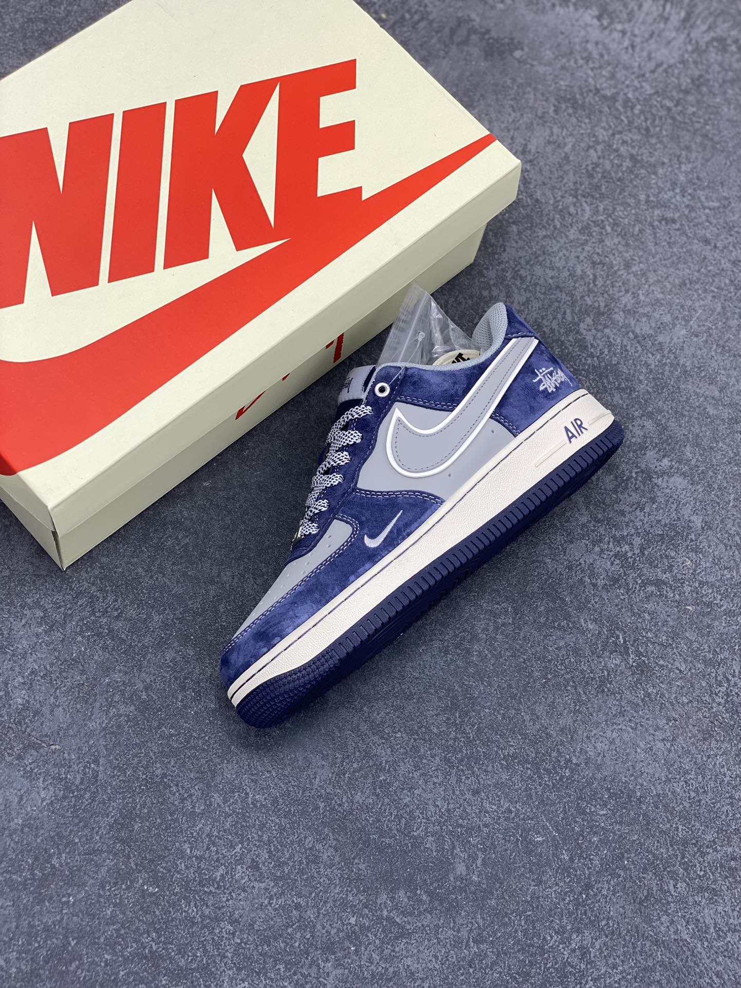 图片[7]-NIke Air Force 1 \’07 Low “斯图西联名–灰蓝翻毛”空军一号 低帮 运动鞋 休闲鞋 折边针车 工艺难度大 原楦头原纸板 原装鞋盒 定制五金配件 内置全掌气垫 原厂鞋底 货号：SJ6698-007 尺码：36 36.5 37.5 38 38.5 39 40 40.5 41 42 42.5 43 44 44.5 45-选品中心