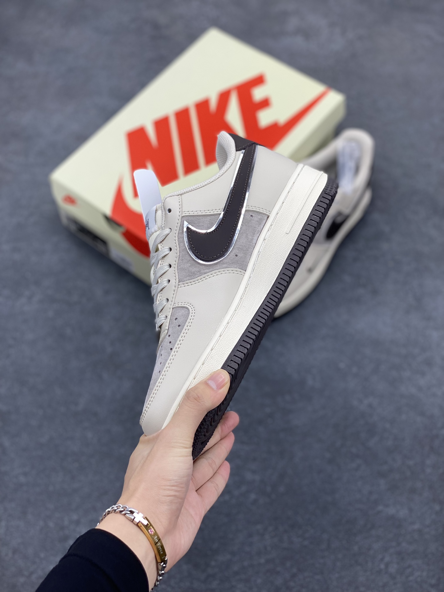 图片[3]-NIke Air Force 1 \’07 Low “斯图西联名–米白黑底”空军一号 低帮 运动鞋 休闲鞋 折边针车 工艺难度大 原楦头原纸板 原装鞋盒 定制五金配件 内置全掌气垫 原厂鞋底 货号：XZ6188-279 尺码：36 36.5 37.5 38 38.5 39 40 40.5 41 42 42.5 43 44 44.5 45-选品中心