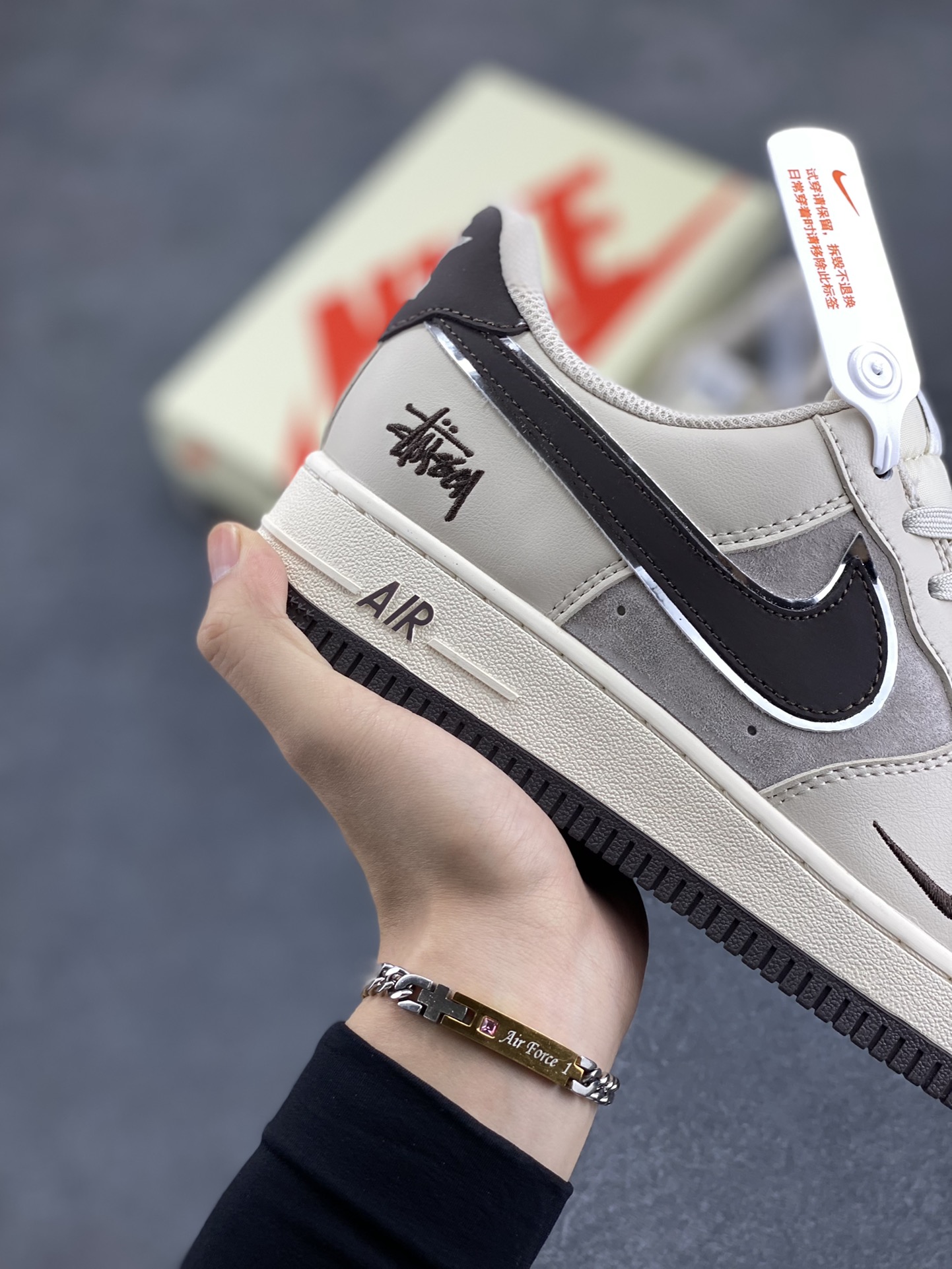 图片[6]-NIke Air Force 1 \’07 Low “斯图西联名–米白黑底”空军一号 低帮 运动鞋 休闲鞋 折边针车 工艺难度大 原楦头原纸板 原装鞋盒 定制五金配件 内置全掌气垫 原厂鞋底 货号：XZ6188-279 尺码：36 36.5 37.5 38 38.5 39 40 40.5 41 42 42.5 43 44 44.5 45-选品中心