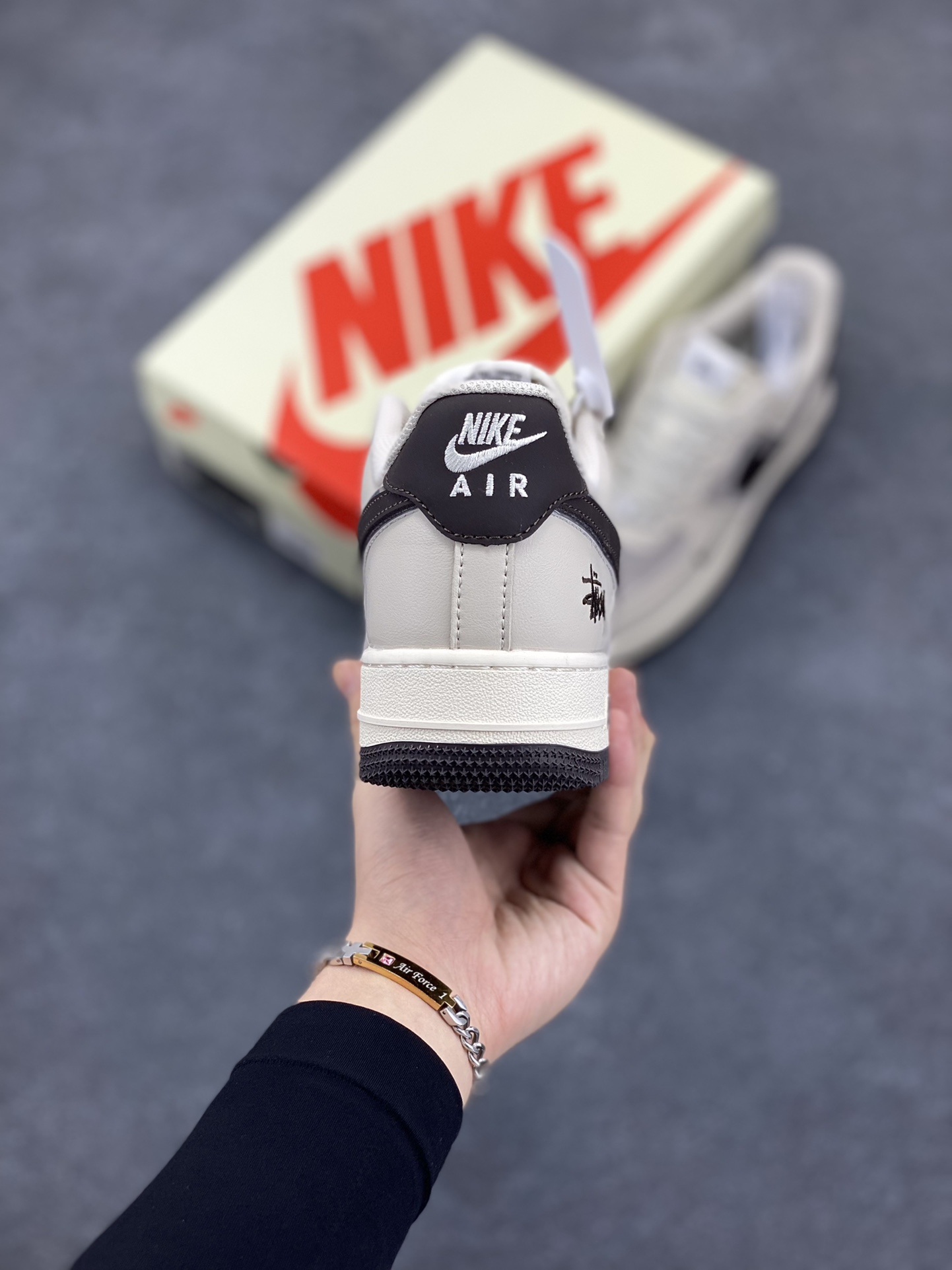 图片[4]-NIke Air Force 1 \’07 Low “斯图西联名–米白黑底”空军一号 低帮 运动鞋 休闲鞋 折边针车 工艺难度大 原楦头原纸板 原装鞋盒 定制五金配件 内置全掌气垫 原厂鞋底 货号：XZ6188-279 尺码：36 36.5 37.5 38 38.5 39 40 40.5 41 42 42.5 43 44 44.5 45-选品中心