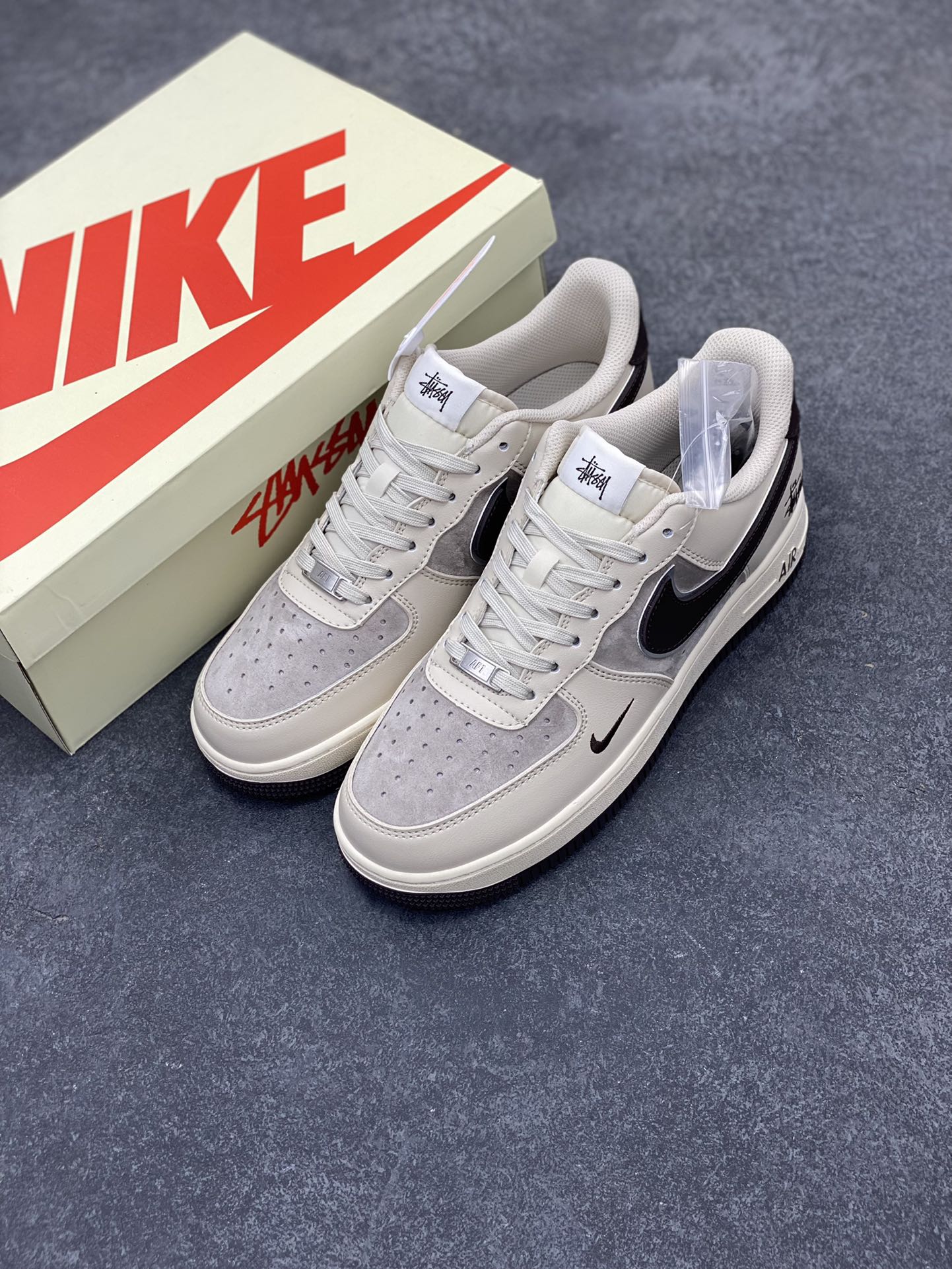 图片[8]-NIke Air Force 1 \’07 Low “斯图西联名–米白黑底”空军一号 低帮 运动鞋 休闲鞋 折边针车 工艺难度大 原楦头原纸板 原装鞋盒 定制五金配件 内置全掌气垫 原厂鞋底 货号：XZ6188-279 尺码：36 36.5 37.5 38 38.5 39 40 40.5 41 42 42.5 43 44 44.5 45-选品中心