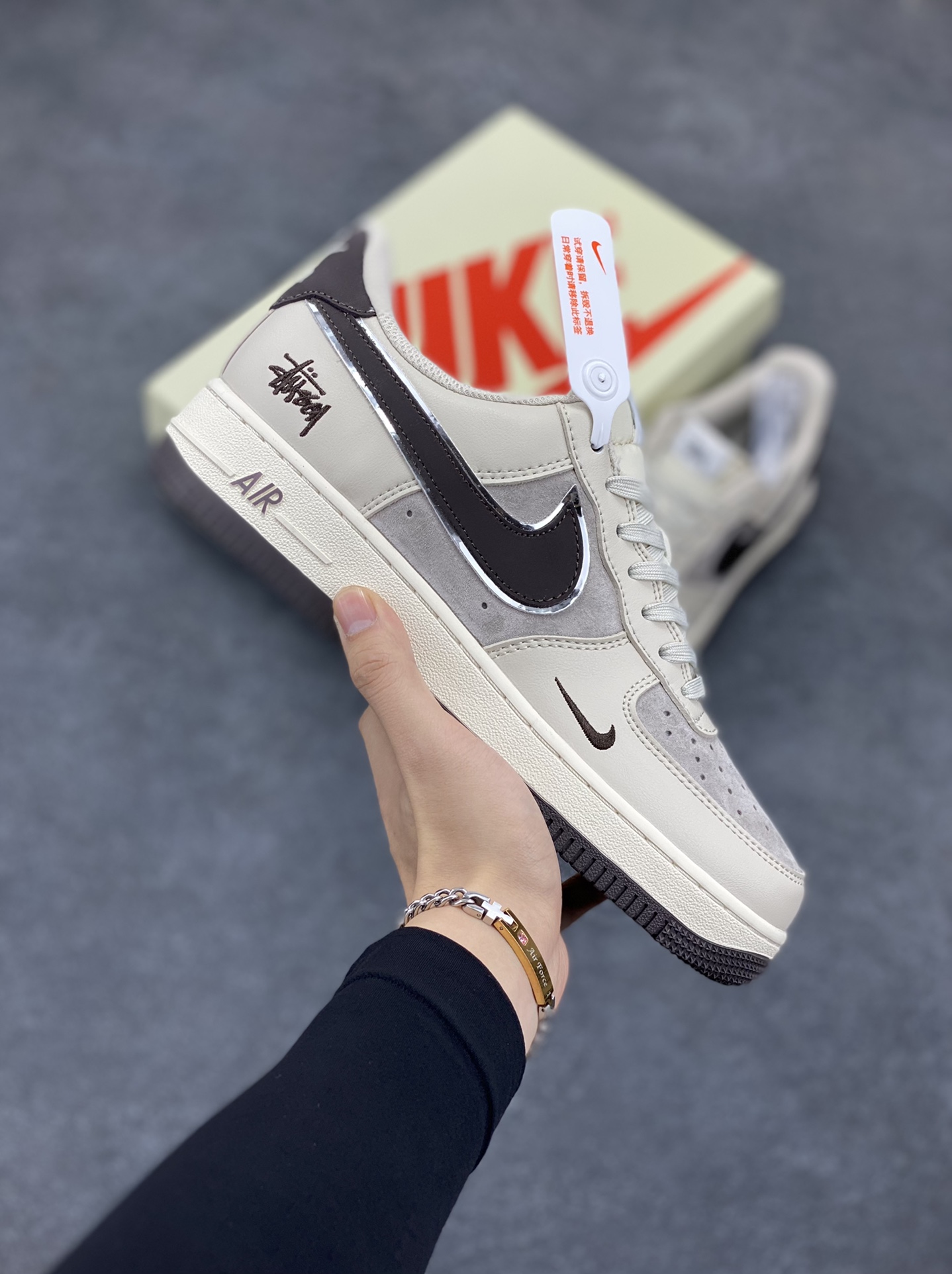 NIke Air Force 1 \’07 Low “斯图西联名–米白黑底”空军一号 低帮 运动鞋 休闲鞋 折边针车 工艺难度大 原楦头原纸板 原装鞋盒 定制五金配件 内置全掌气垫 原厂鞋底 货号:XZ6188-279 尺码:36 36.5 37.5 38 38.5 39 40 40.5 41 42 42.5 43 44 44.5 45-选品中心