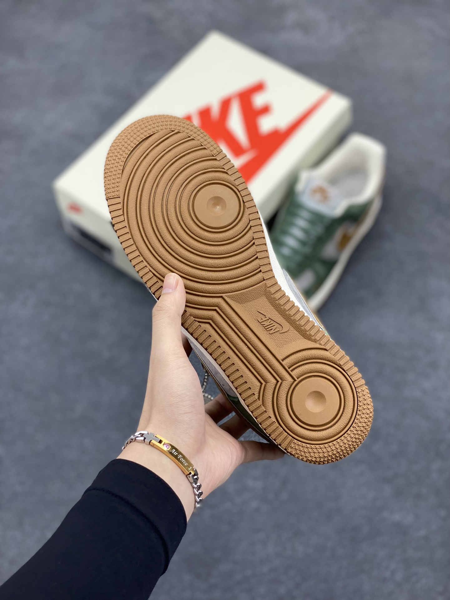 图片[5]-NIke Air Force 1 \’07 Low “UN联名–青苔绿”空军一号 低帮 运动鞋 休闲鞋 折边针车 工艺难度大 原楦头原纸板 原装鞋盒 定制五金配件 内置全掌气垫 原厂鞋底 货号：KK1988-022 尺码：36 36.5 37.5 38 38.5 39 40 40.5 41 42 42.5 43 44 44.5 45-选品中心